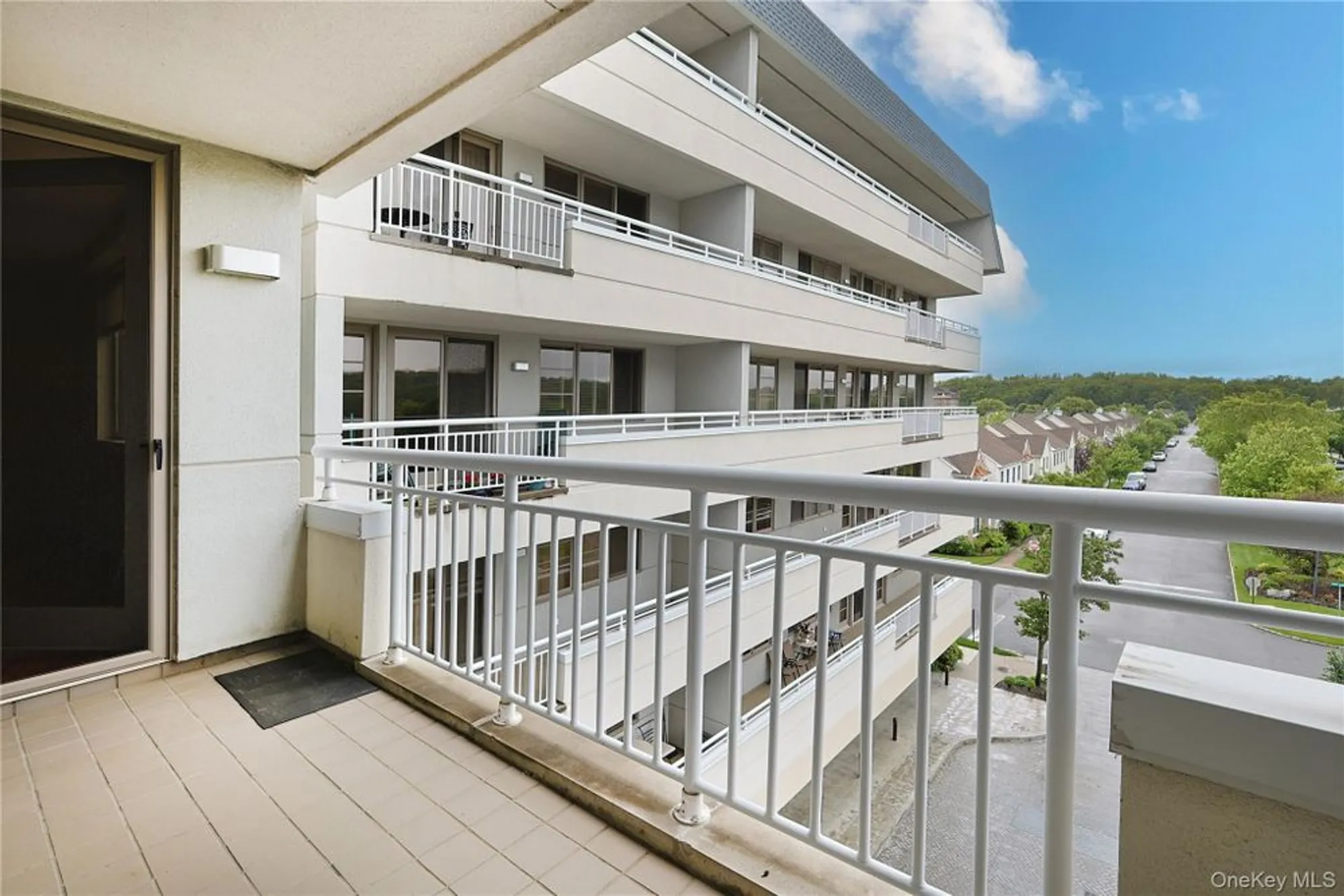 Property Slideshow image 10 of 18 | 100 harbor view dr 423, Port Washington, NY, 11050