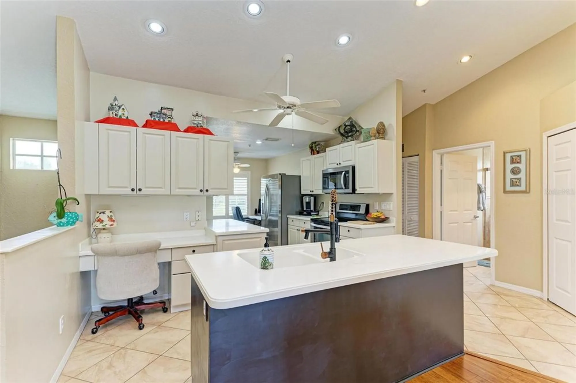 Property Slideshow image 12 of 35 | 6620 pineview ter, Bradenton, FL, 34203