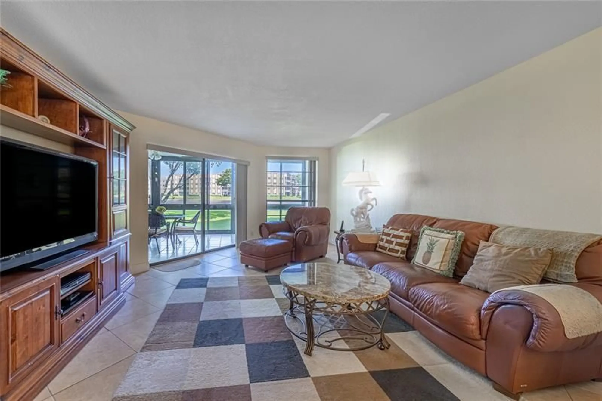 Property Slideshow image 18 of 50 | 7312 fairfax dr 102, Tamarac, FL, 33321