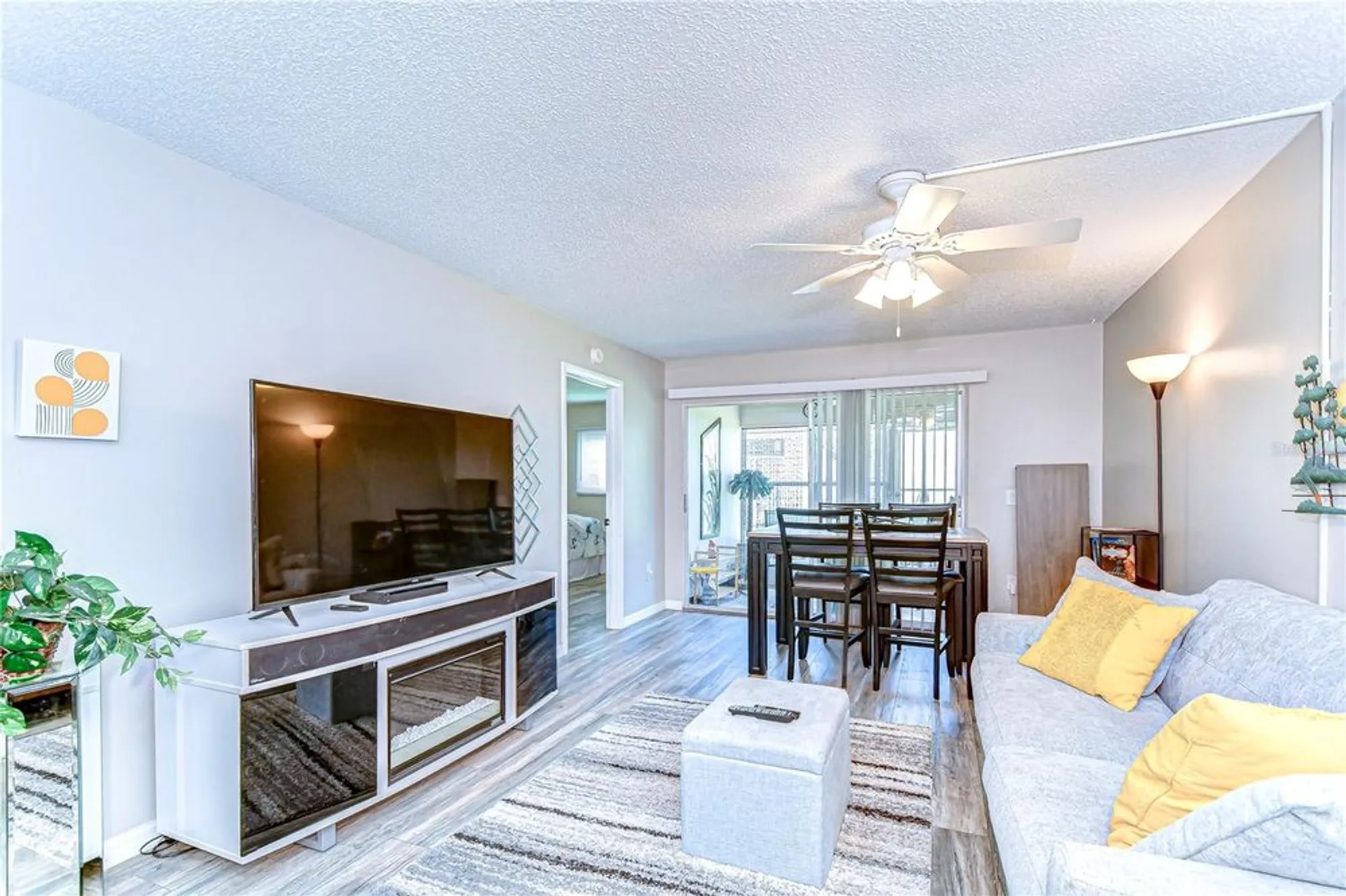 Property Slideshow image 8 of 35 | 13870 oakwood ln # 13870, Seminole, FL, 33776