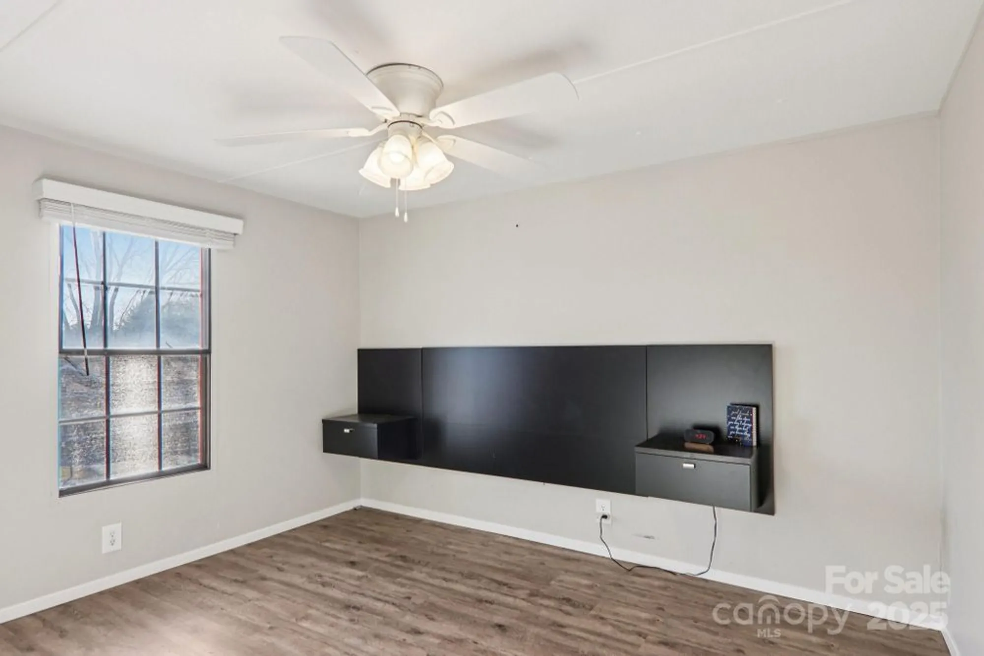 Property Slideshow image 28 of 48 | 302 meadowbrook ct, Hendersonville, NC, 28792