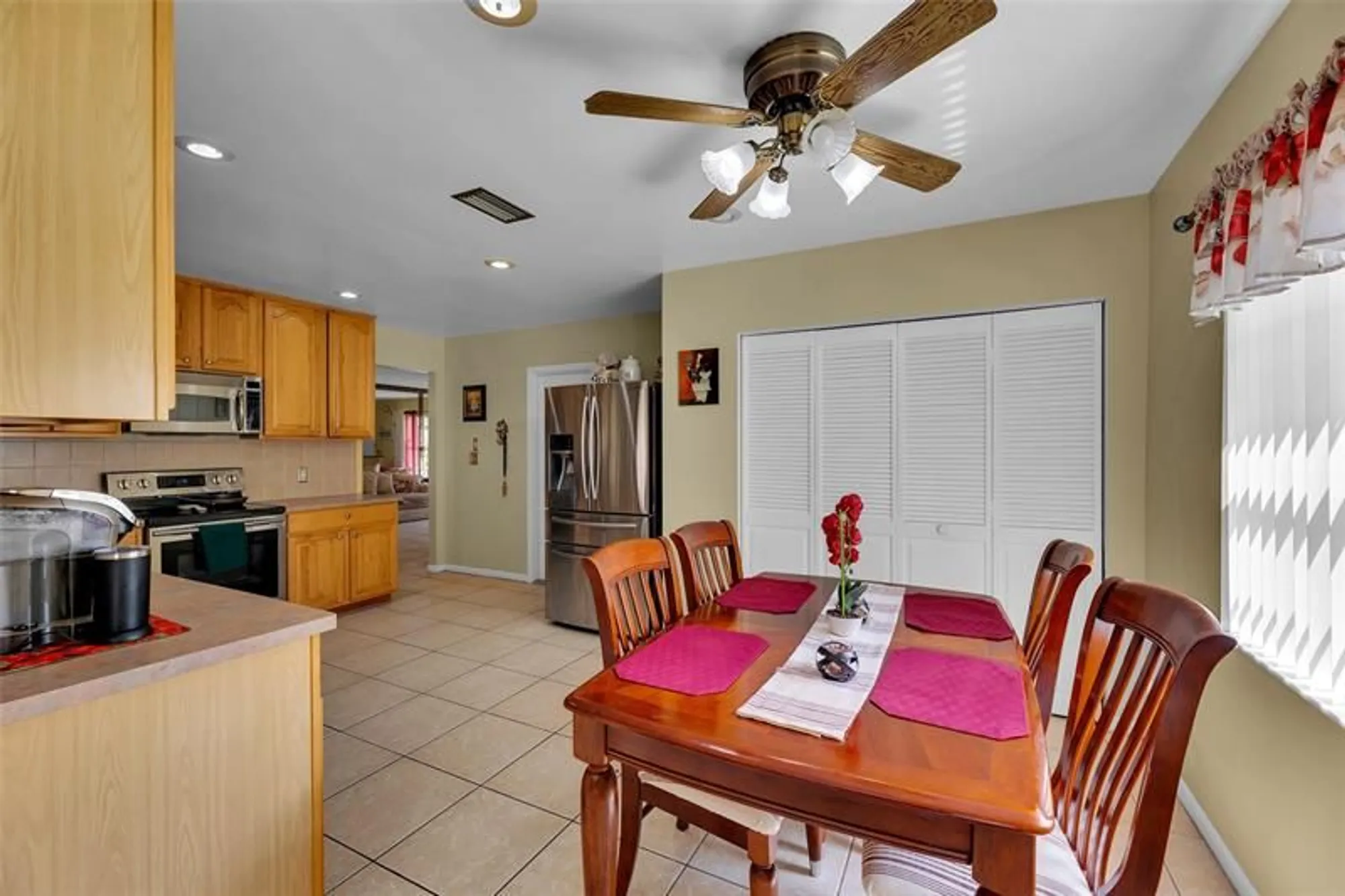 Property Slideshow image 28 of 50 | 9802 nw 75th ct, Tamarac, FL, 33321