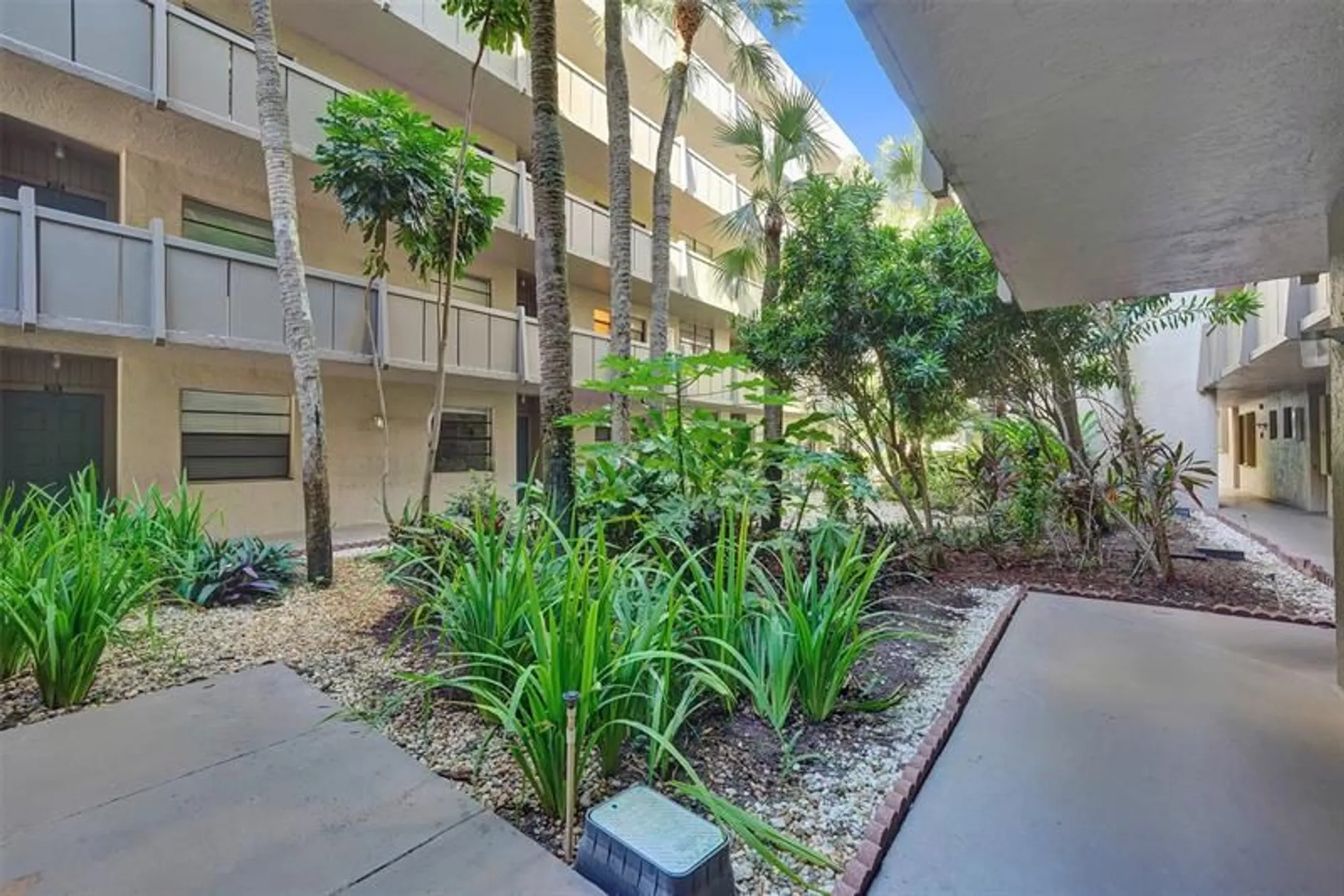 Property Slideshow image 16 of 29 | 900 colony point cir apt 221, Pembroke Pines, FL, 33026
