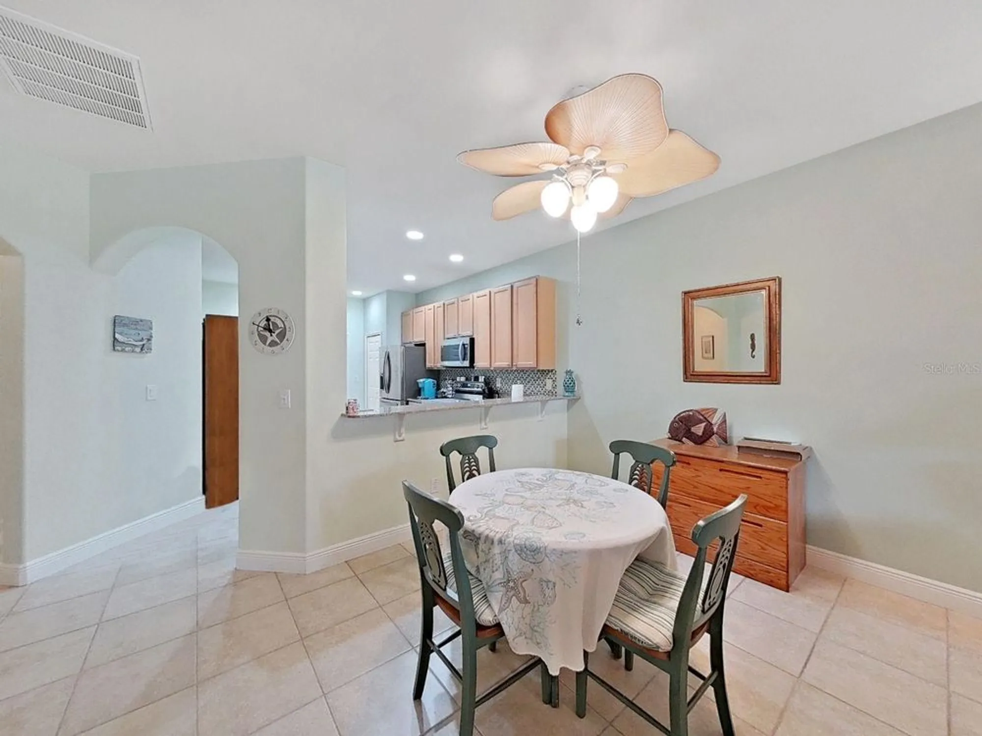 Property Slideshow image 11 of 100 | 303 bluewater falls ct, Apollo Beach, FL, 33572