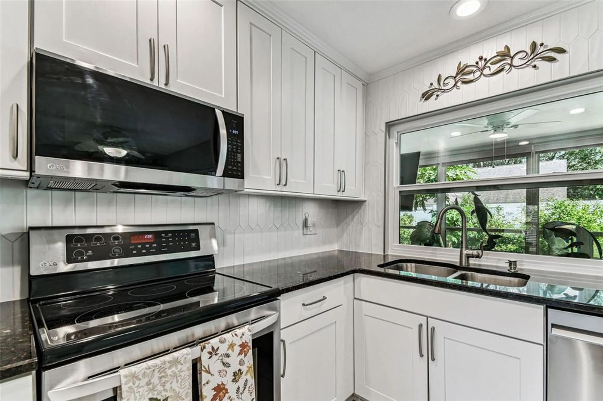 Property Slideshow image 16 of 99 | 2834 thistle ct, Palm Harbor, FL, 34684