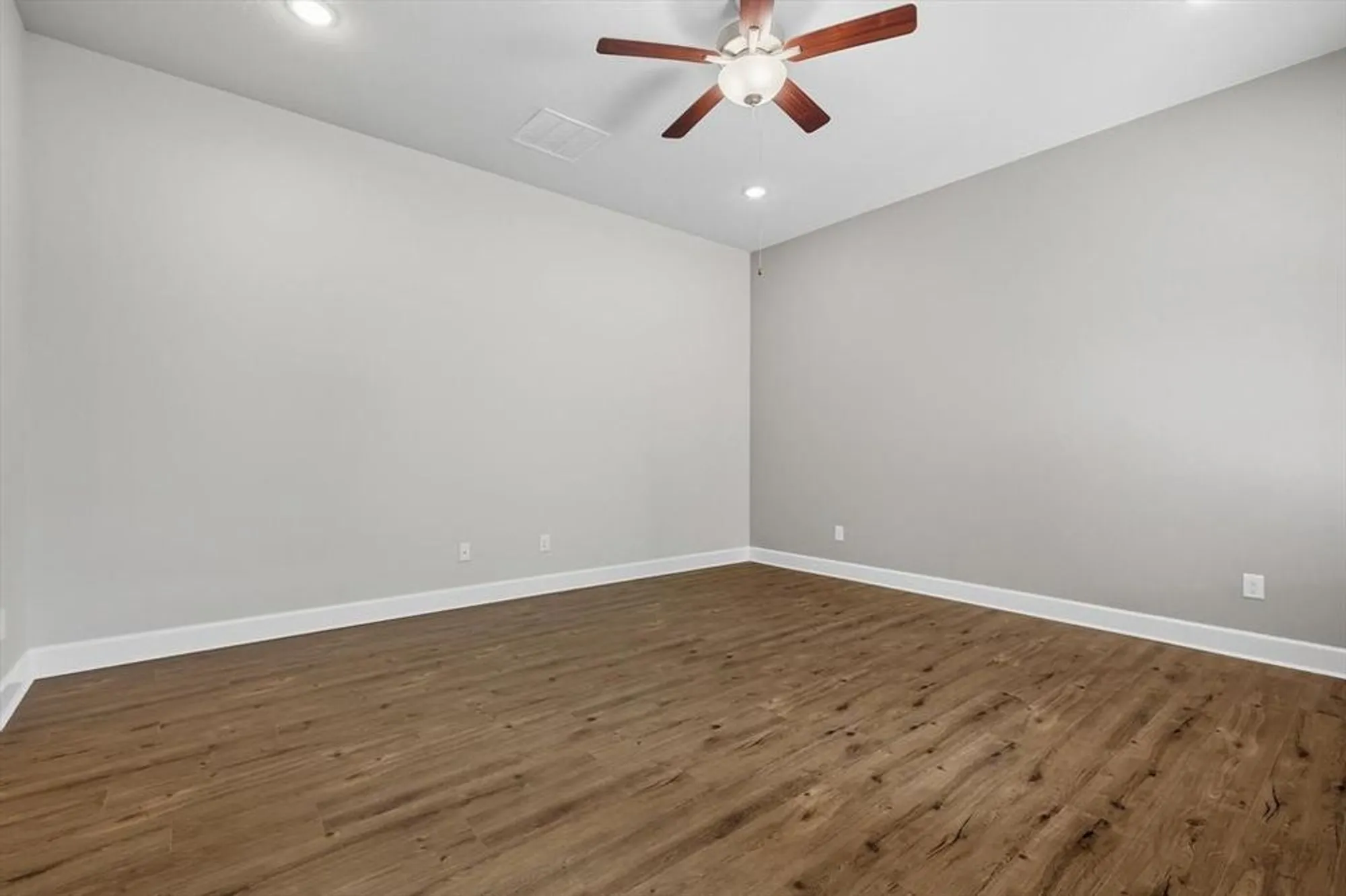 Property Slideshow image 20 of 40 | 4815 beaver creek dr, Arlington, TX, 76005