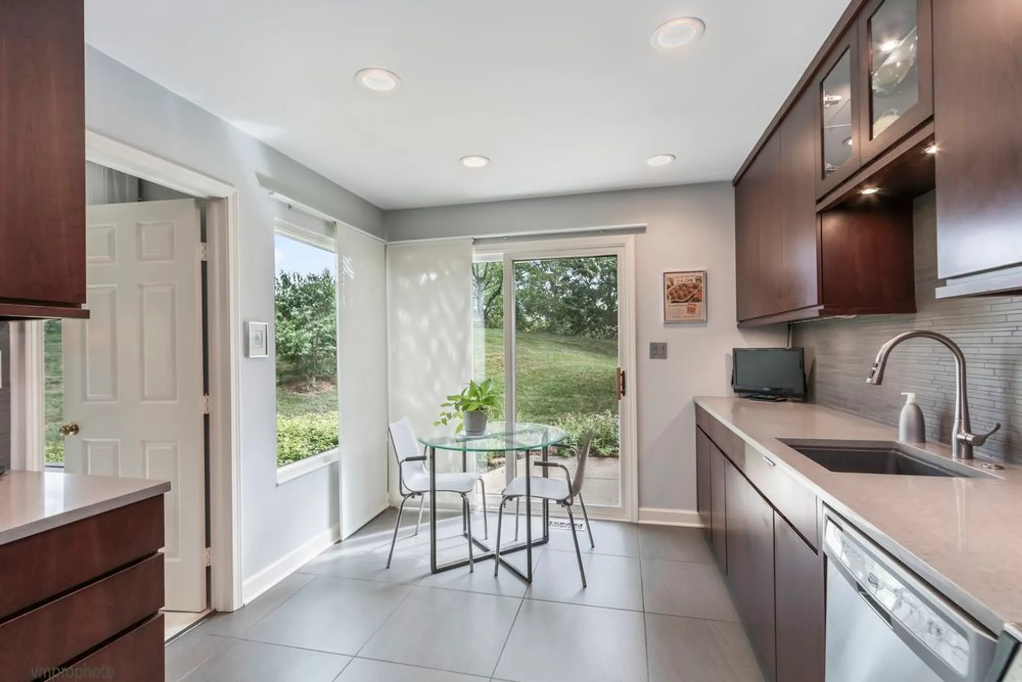 Property Slideshow image 14 of 37 | 68 thornhill ln, Lake Barrington, IL, 60010