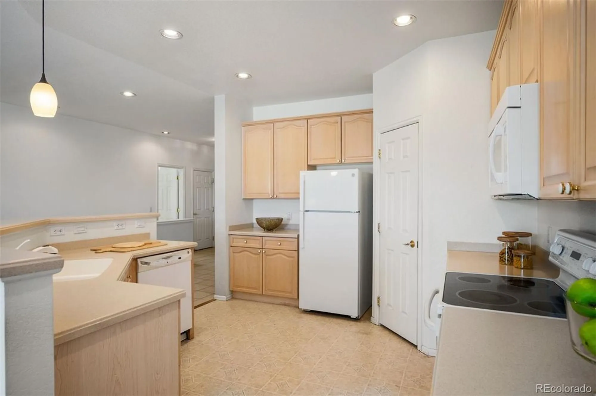 Property Slideshow image 11 of 35 | 23440 e moraine pl, Aurora, CO, 80016