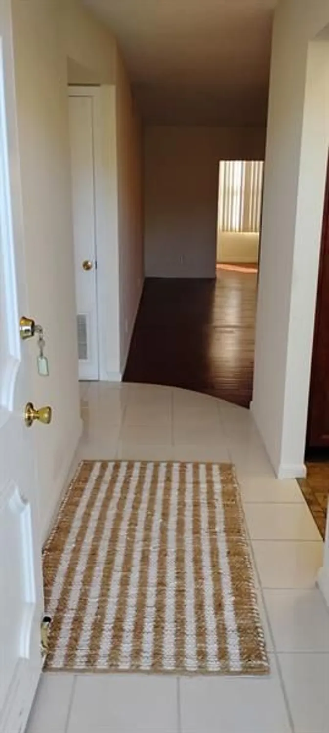 Property Slideshow image 5 of 10 | 230 ne 26th ave apt 103, Boynton Beach, FL, 33435