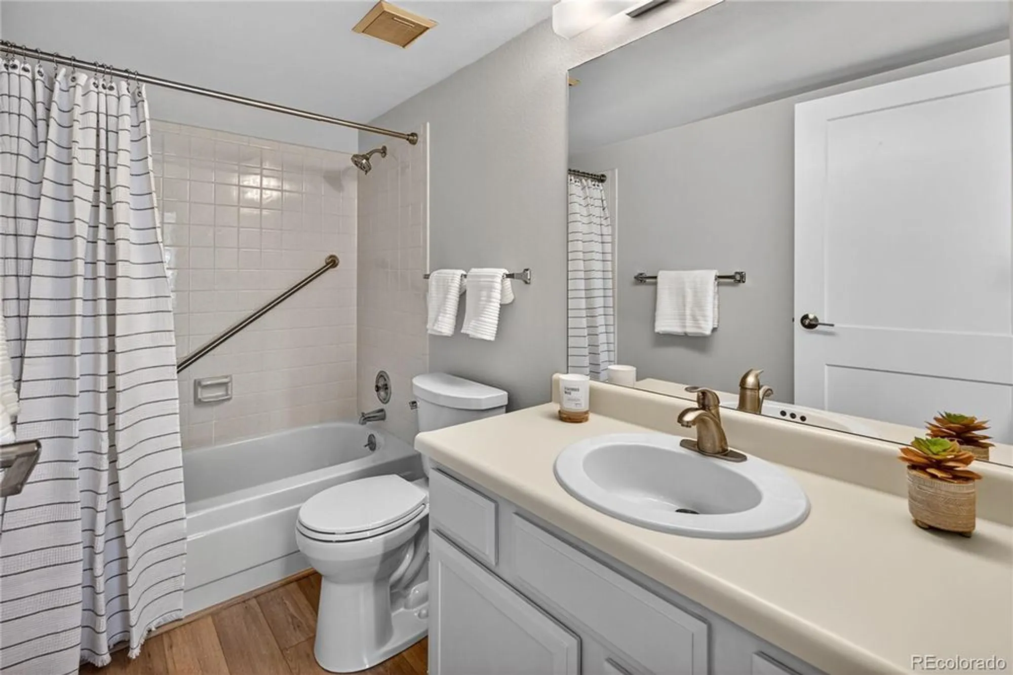 Property Slideshow image 20 of 34 | 13952 e marina dr 510, Aurora, CO, 80014