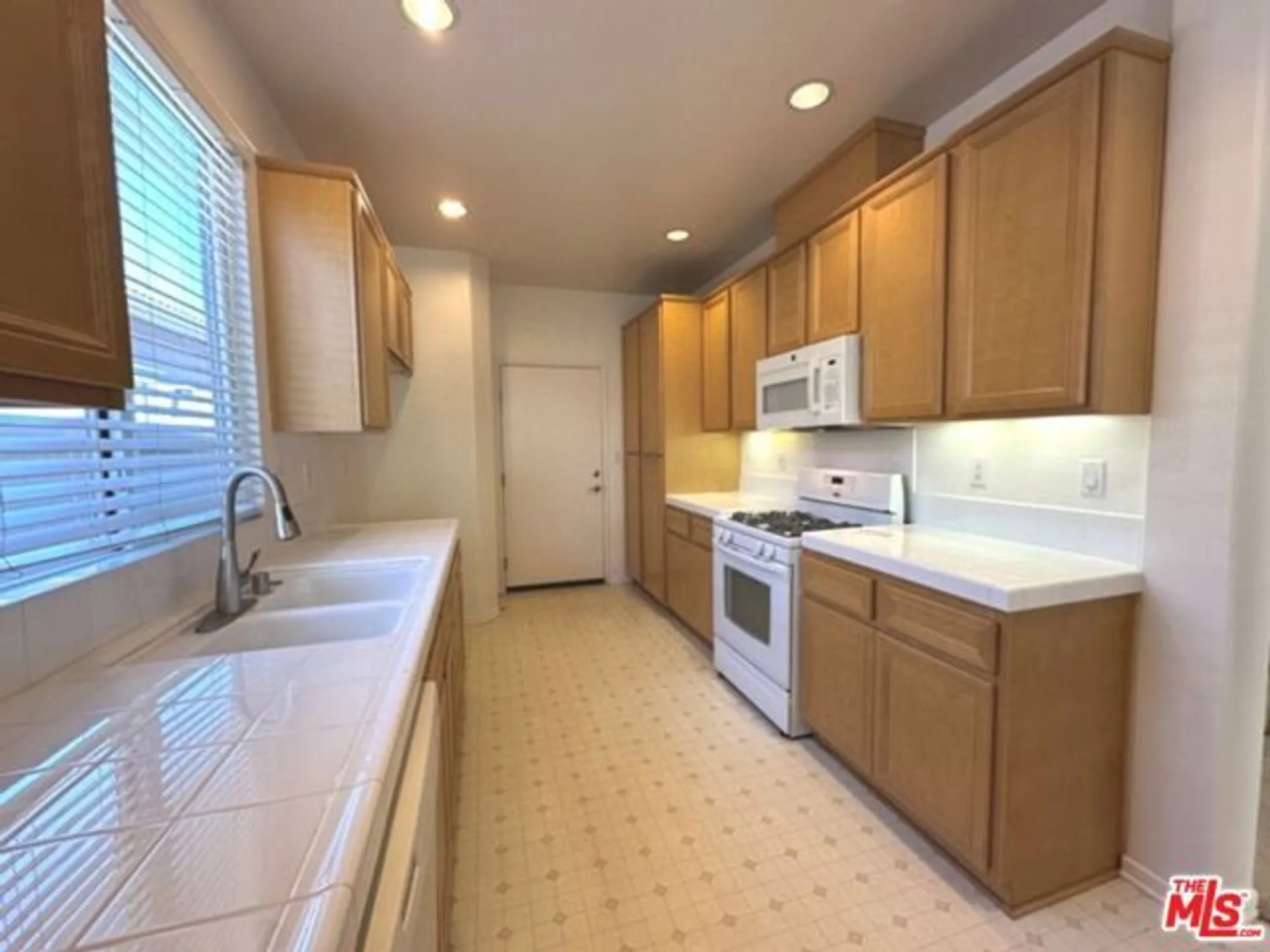 Property Slideshow image 8 of 34 | 193 kettle crk, Beaumont, CA, 92223