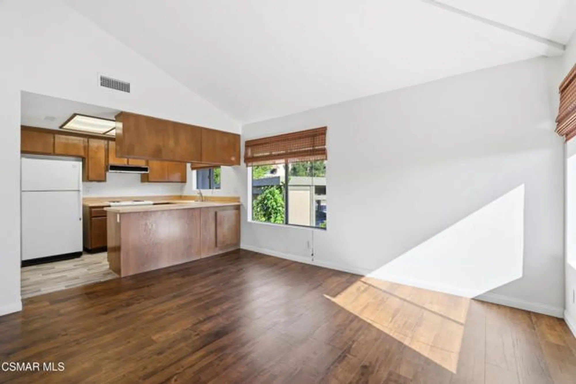 Property Slideshow image 7 of 30 | 245 oakleaf dr apt 205, Thousand Oaks, CA, 91360