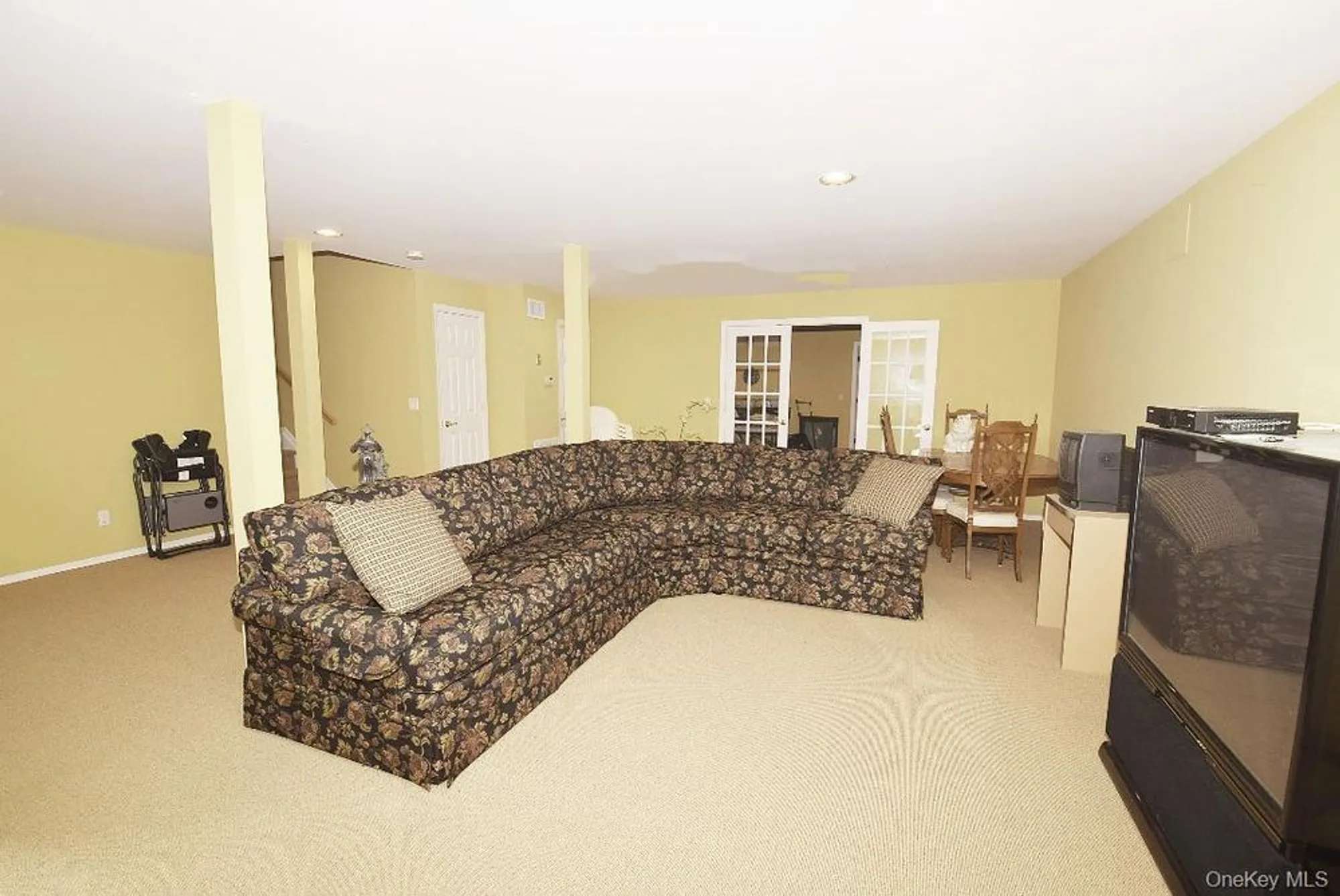 Property Slideshow image 12 of 14 | 677 balfour pl, Melville, NY, 11747