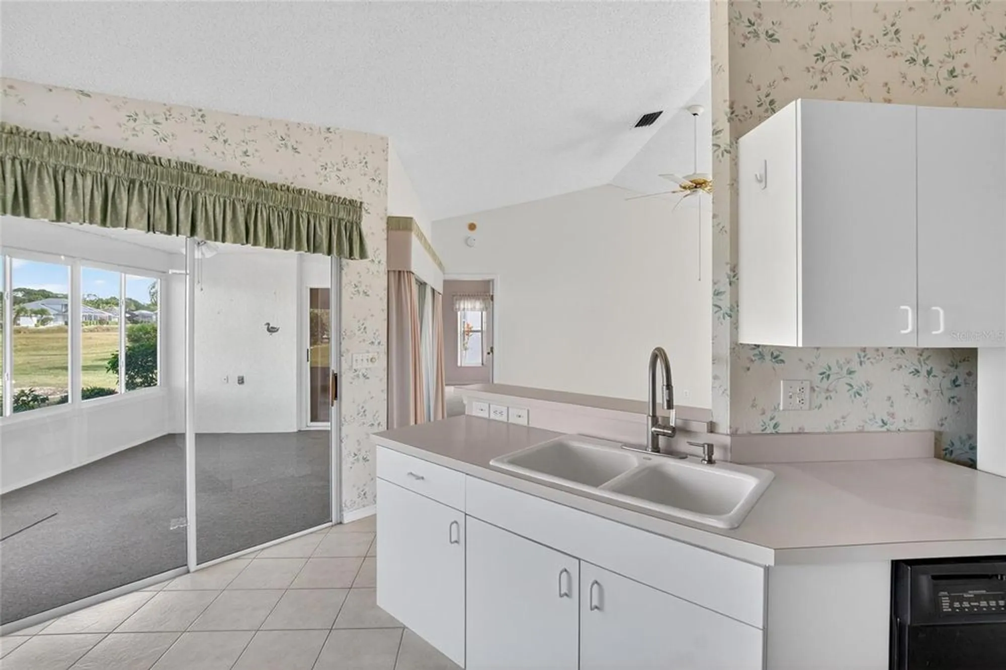 Property Slideshow image 11 of 50 | 331 caloosa palms ct, Sun City Center, FL, 33573