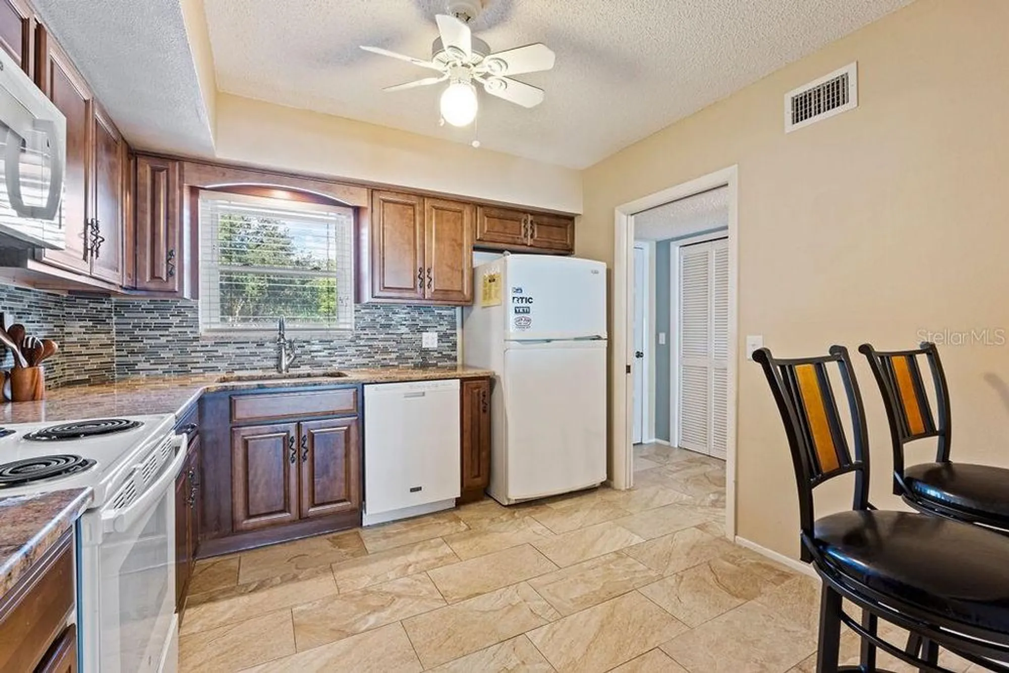 Property Slideshow image 4 of 16 | 2285 israeli dr apt 29, Clearwater, FL, 33763