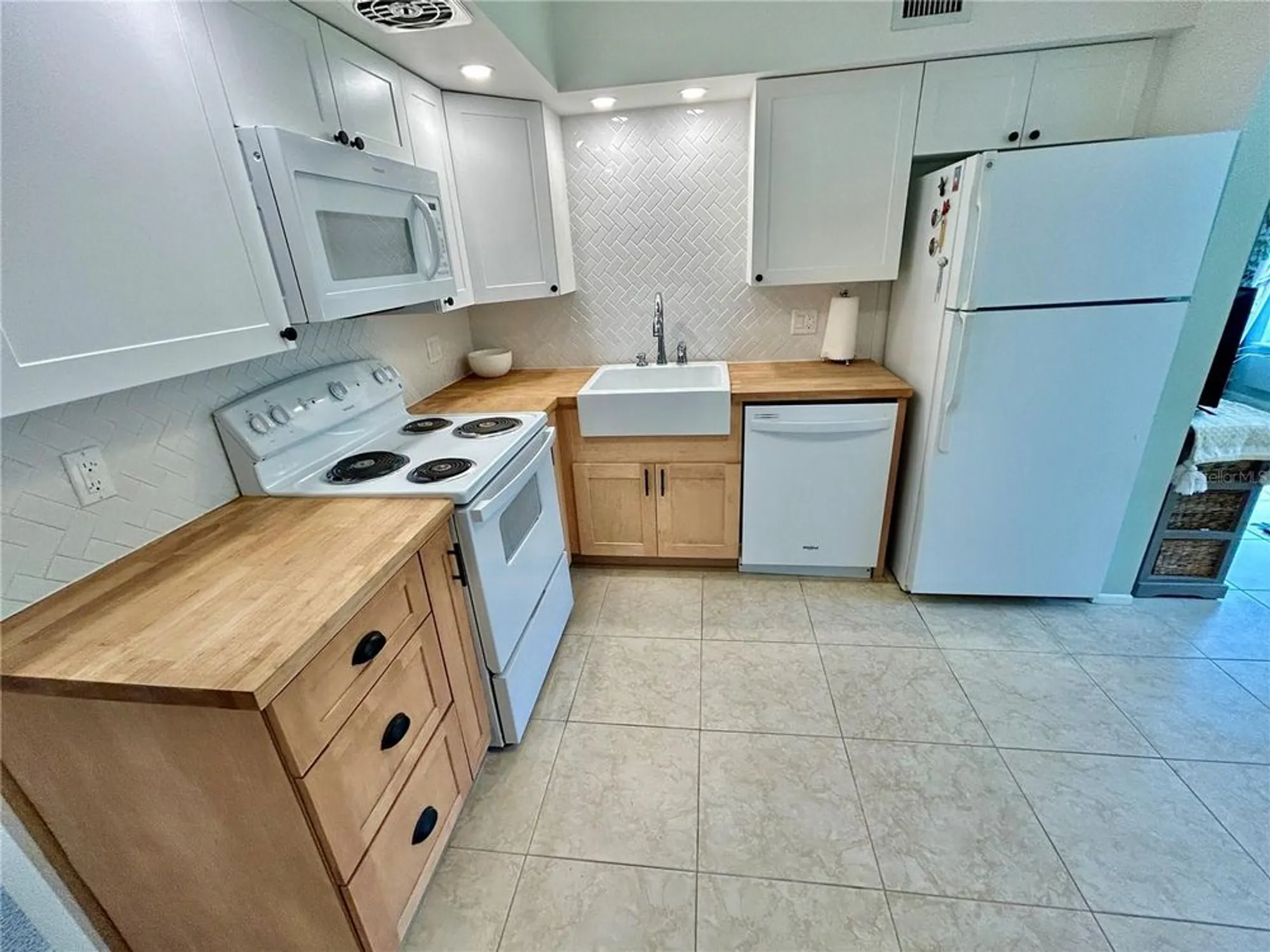 Property Slideshow image 13 of 51 | 2461 rhodesian dr apt 45, Clearwater, FL, 33763
