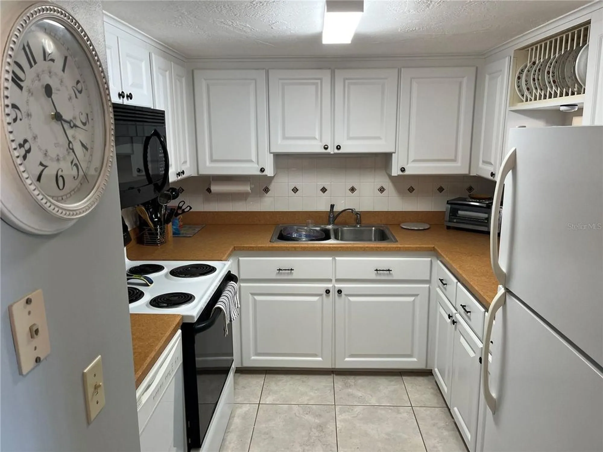 Property Slideshow image 7 of 41 | 2462 brazilia dr 22, Clearwater, FL, 33763