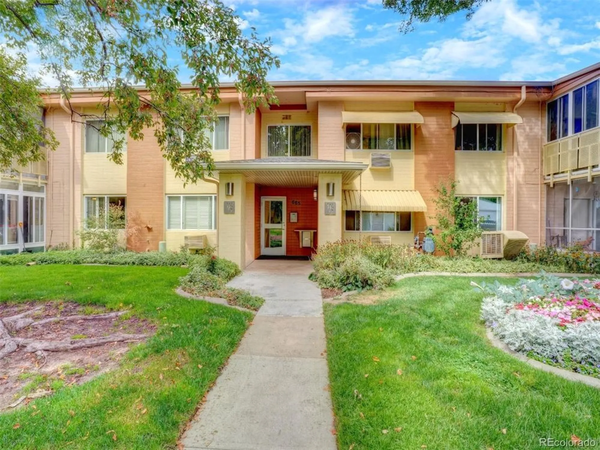 Property Slideshow image 1 of 50 | 665 s clinton st apt 14a, Denver, CO, 80247