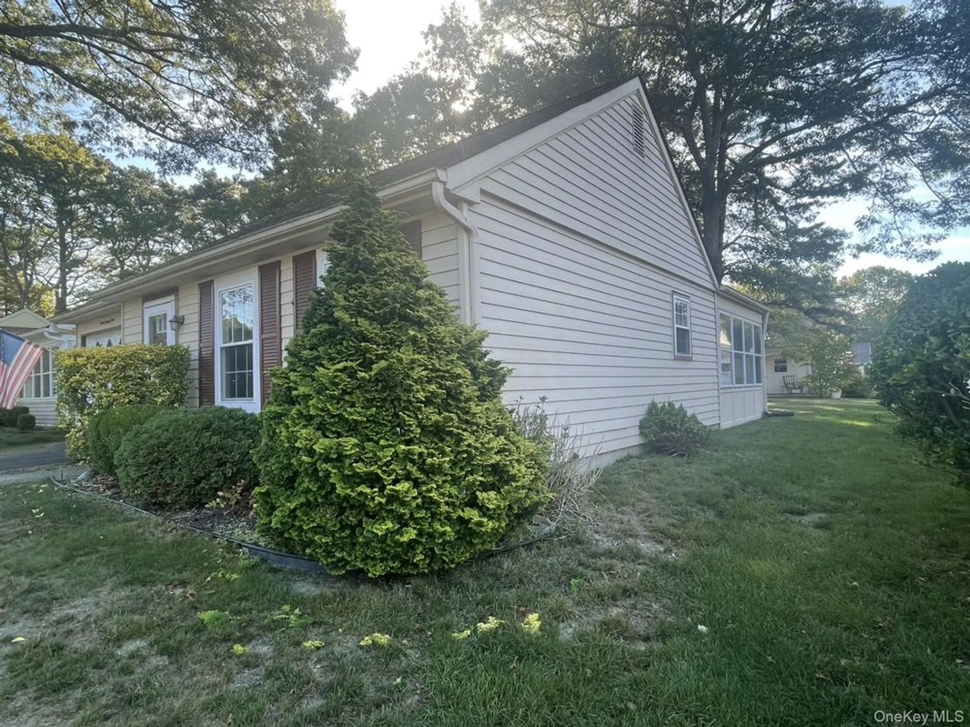 Property Slideshow image 4 of 18 | 323 brownfield dr, Ridge, NY, 11961