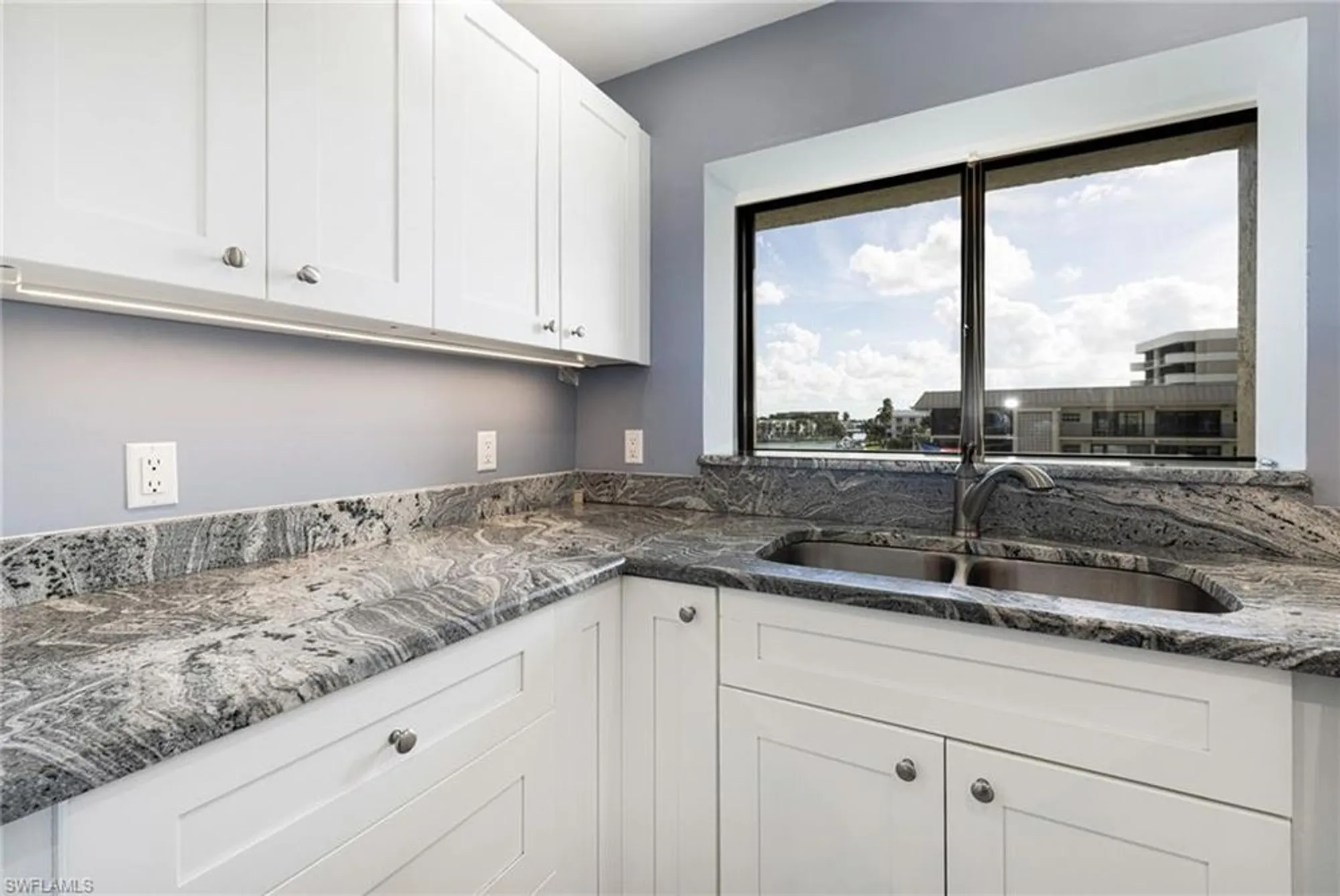 Property Slideshow image 16 of 49 | 3200 gulf shore blvd 401, Naples, FL, 34103