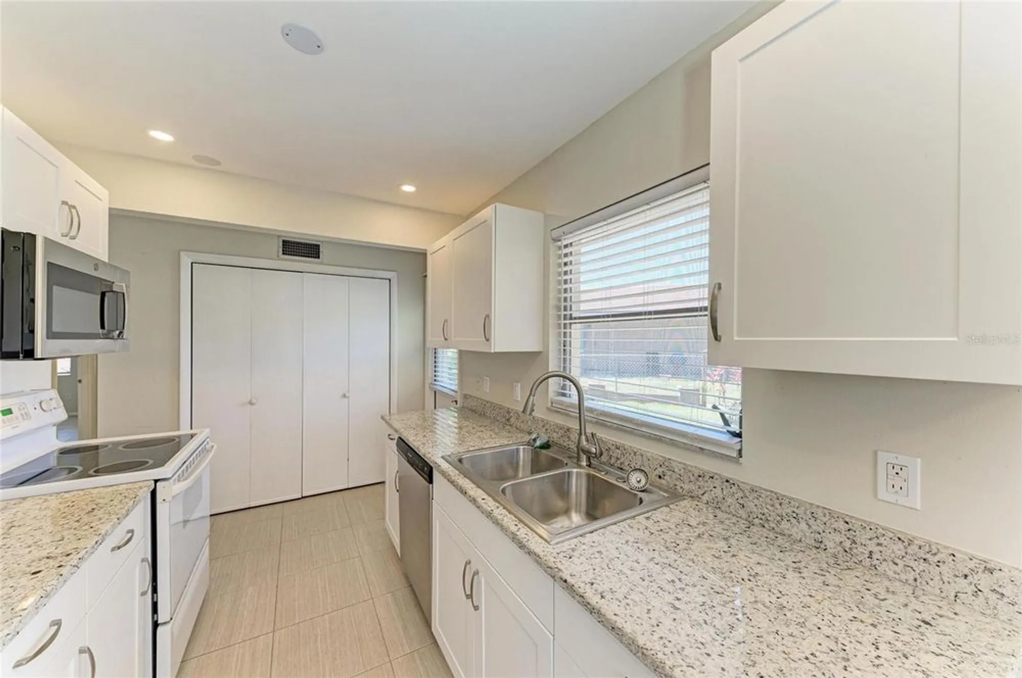 Property Slideshow image 15 of 34 | 2121 pueblo cir # v6, Sarasota, FL, 34231