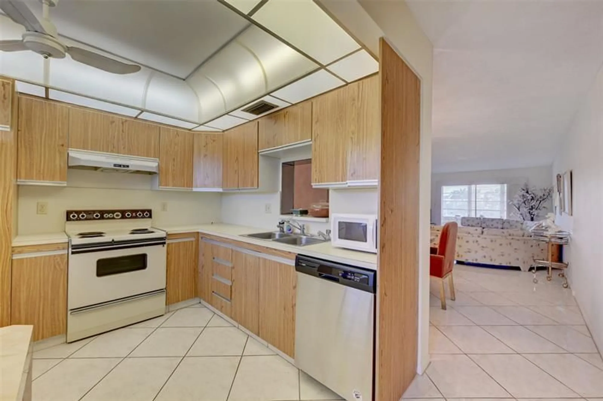 Property Slideshow image 9 of 28 | 2101 lucaya bnd e4, Coconut Creek, FL, 33066
