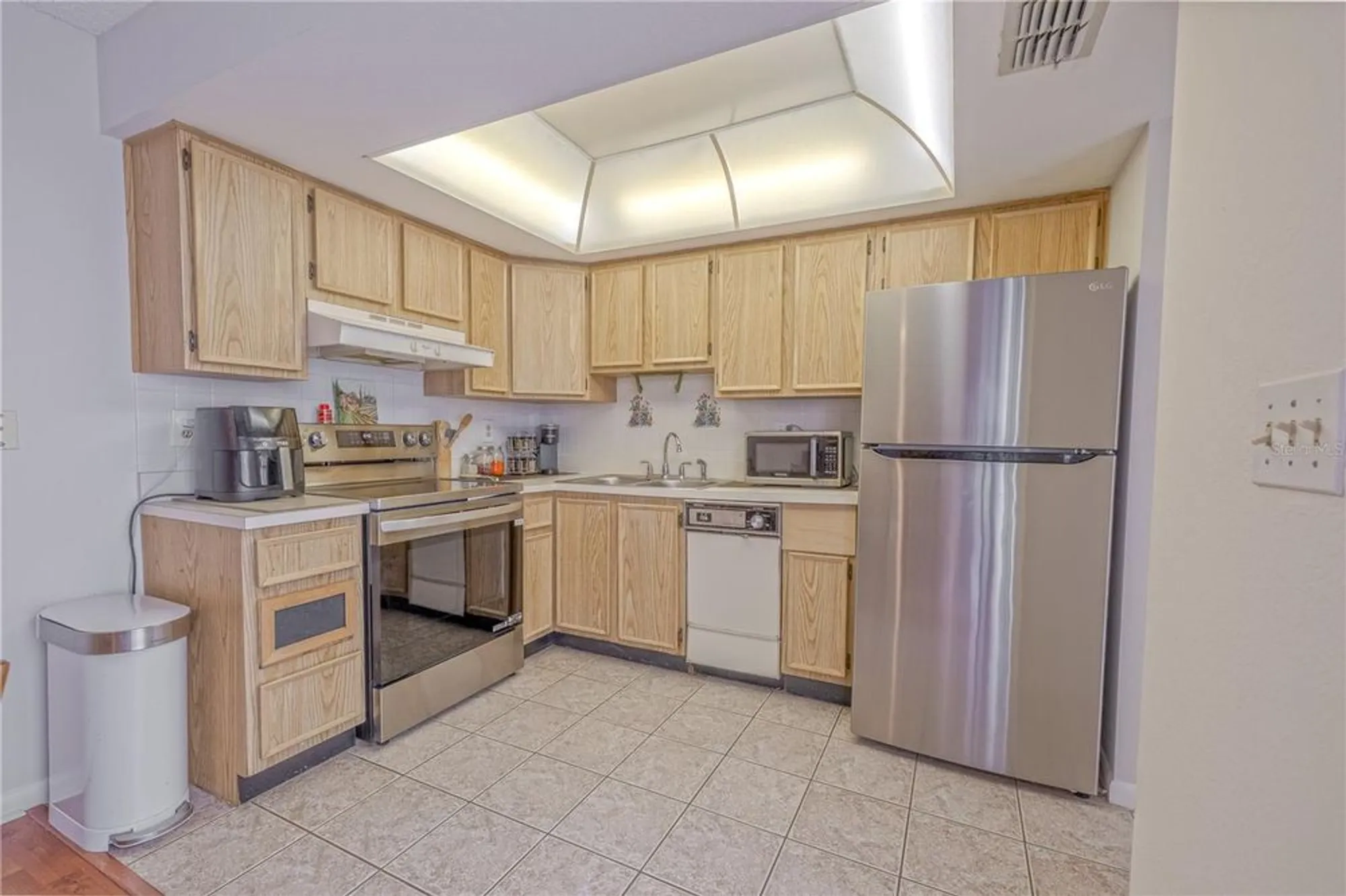 Property Slideshow image 13 of 28 | 1131 orange tree cir c, Palm Harbor, FL, 34684
