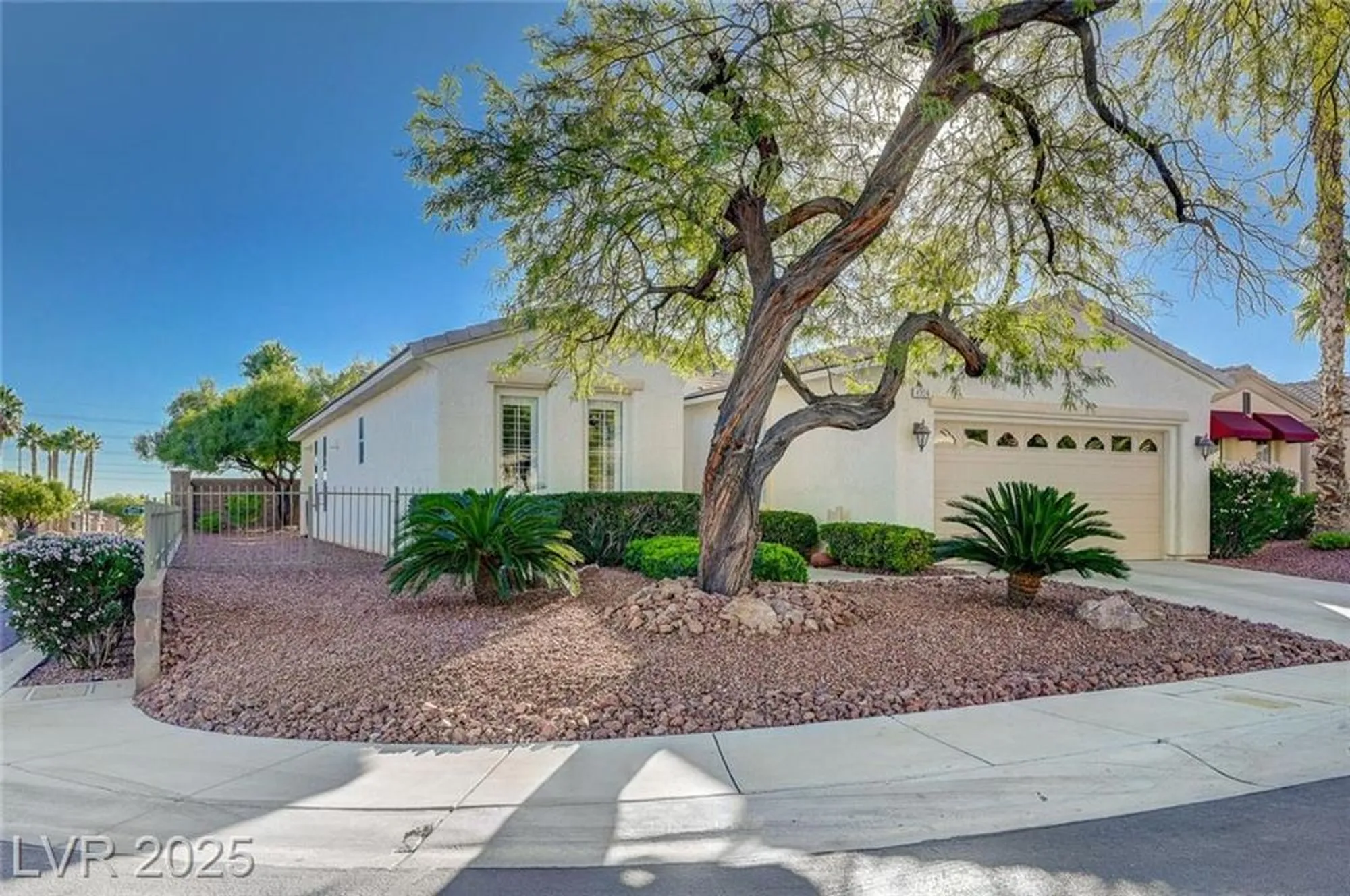 Property Slideshow image 2 of 72 | 4956 momenti st, Las Vegas, NV, 89135