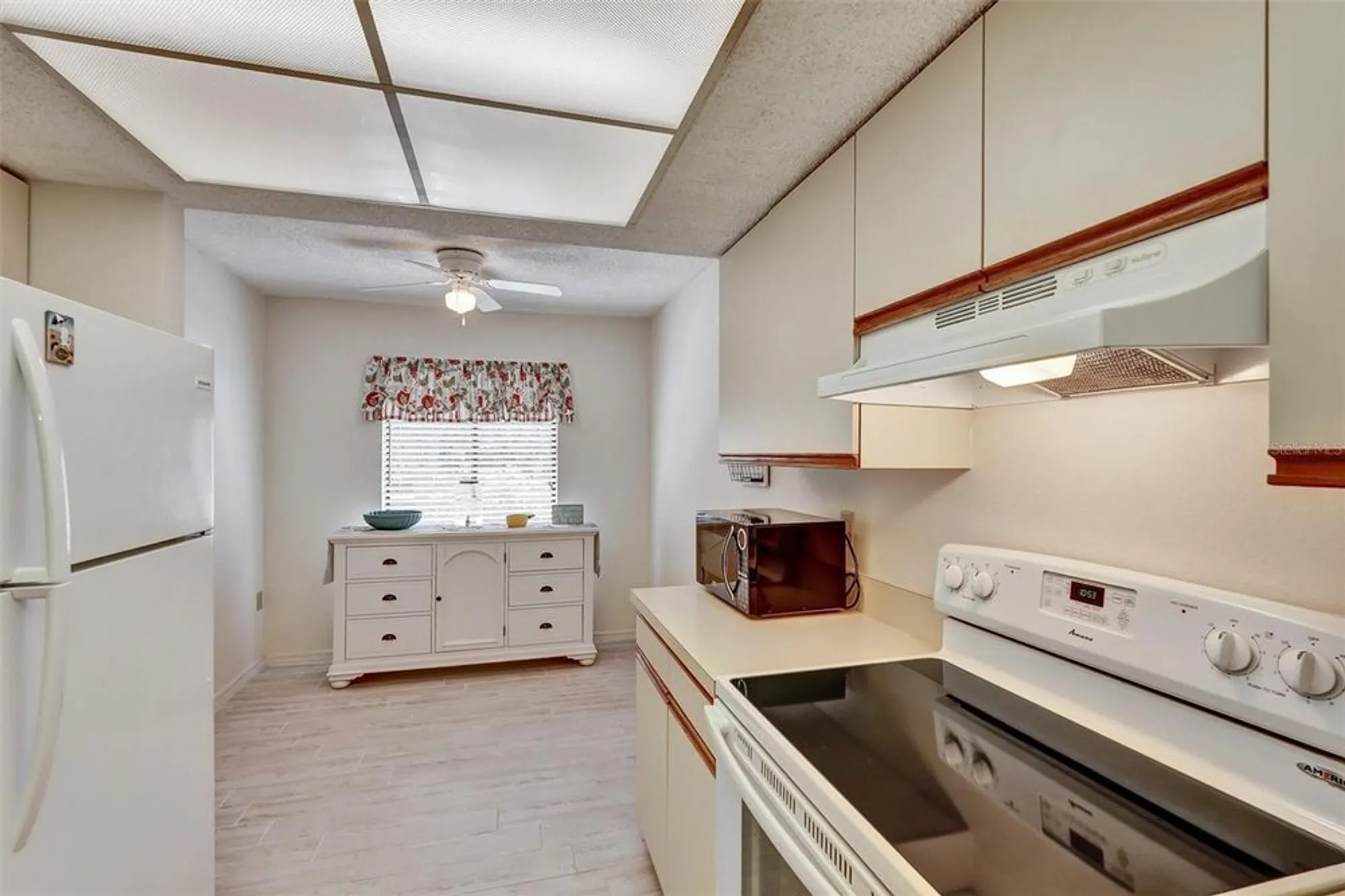 Property Slideshow image 11 of 27 | 6221 timber lake dr unit c10, Sarasota, FL, 34243