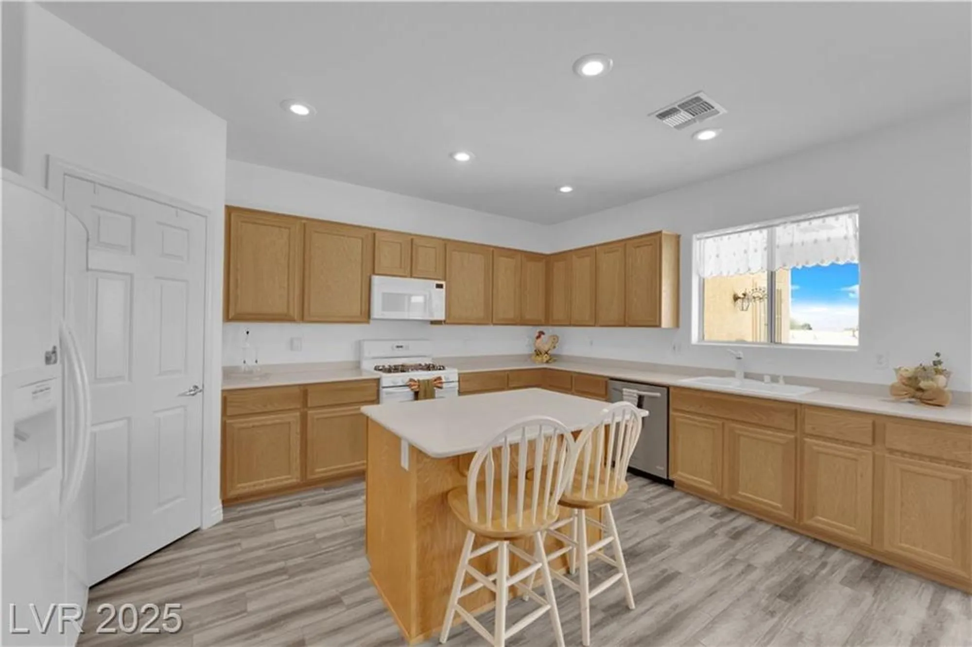 Property Slideshow image 12 of 34 | 2077 wildwood lake st, Henderson, NV, 89052