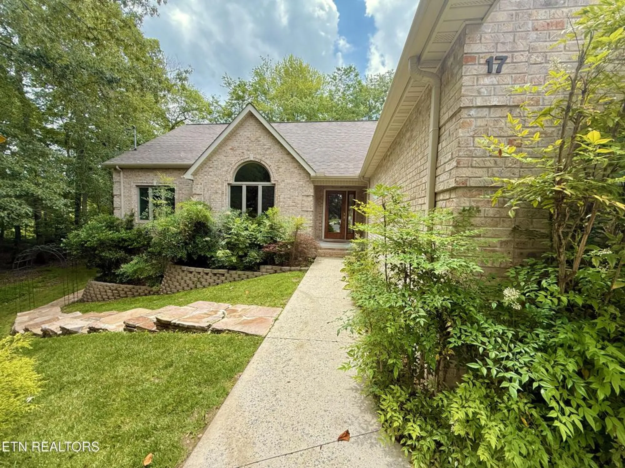 Property Slideshow image 8 of 55 | 17 kenwood ct, Crossville, TN, 38558