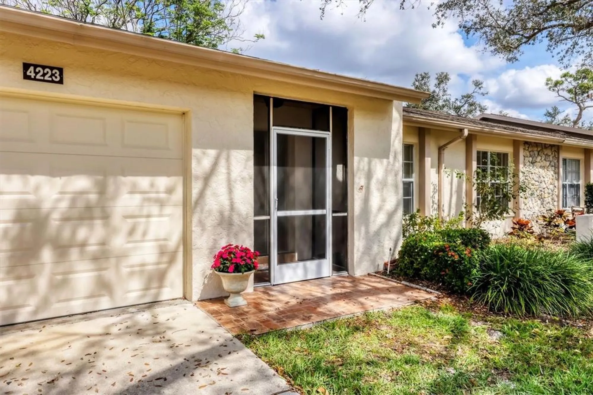 Property Slideshow image 2 of 27 | 4223 oakhurst cir 3025, Sarasota, FL, 34233