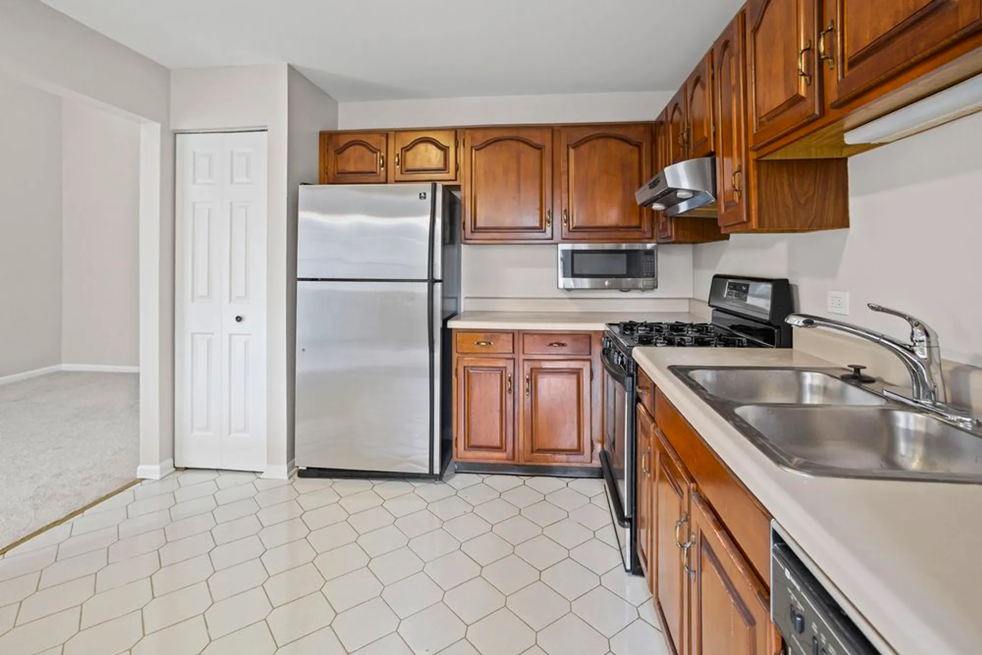 Property Slideshow image 10 of 23 | 109 rob roy ln c, Prospect Heights, IL, 60070