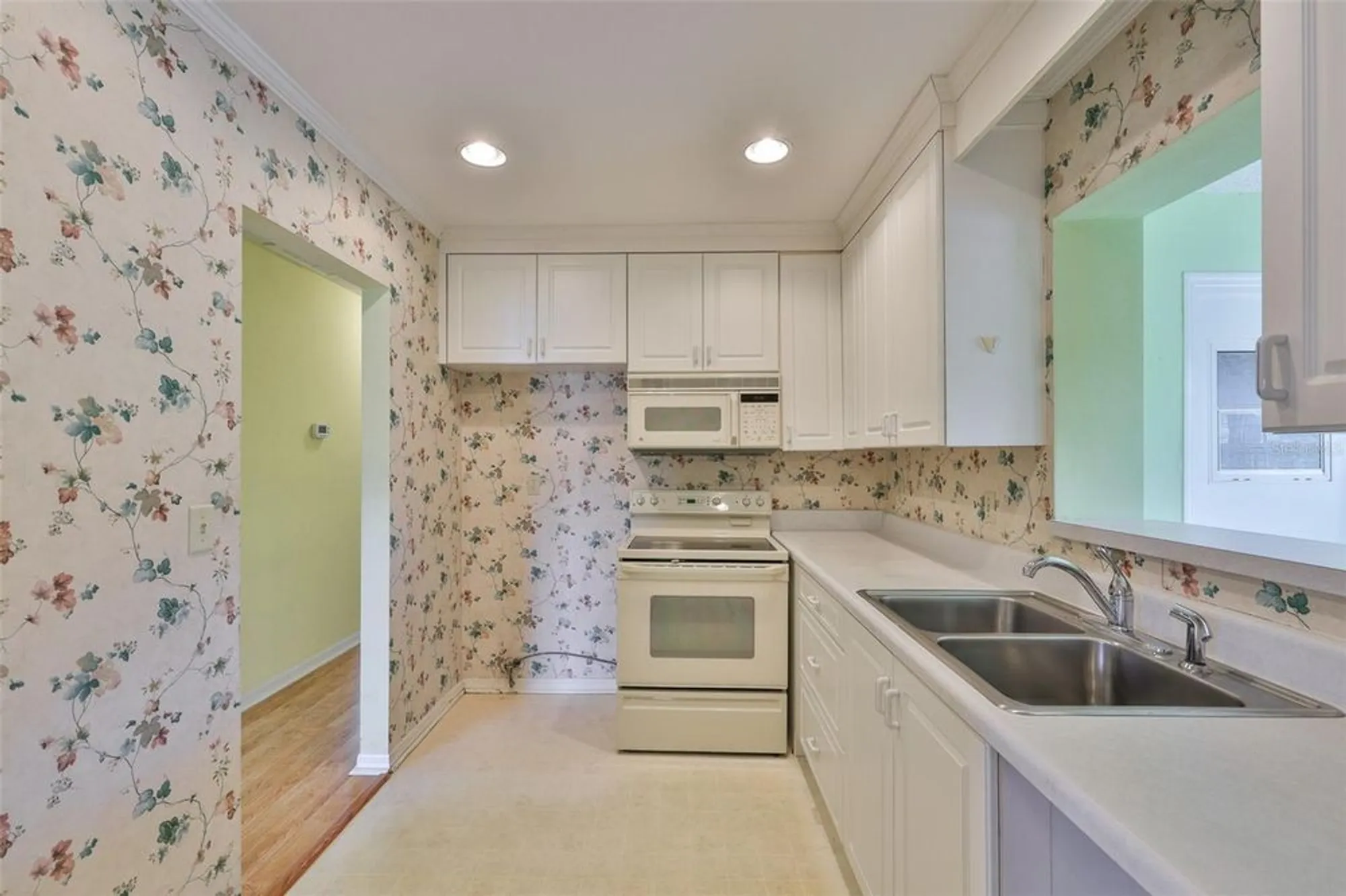 Property Slideshow image 8 of 49 | 1908 canterbury ln 20, Sun City Center, FL, 33573