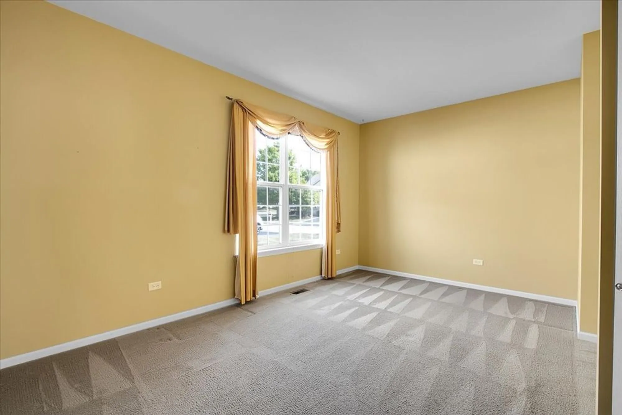 Property Slideshow image 17 of 28 | 16012 carillon lakes ct, Crest Hill, IL, 60403