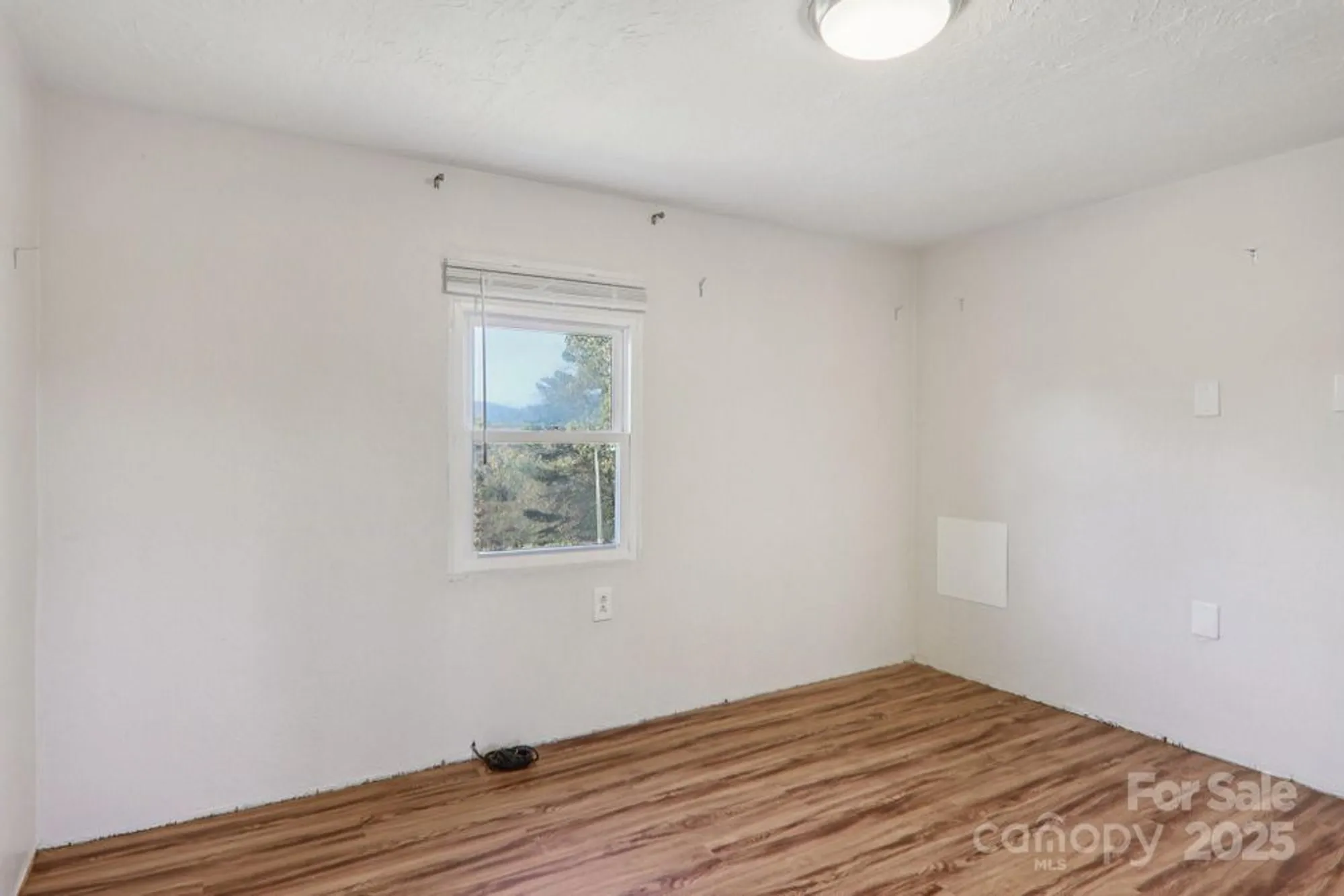 Property Slideshow image 32 of 44 | 201 cranbrook cir, Hendersonville, NC, 28792