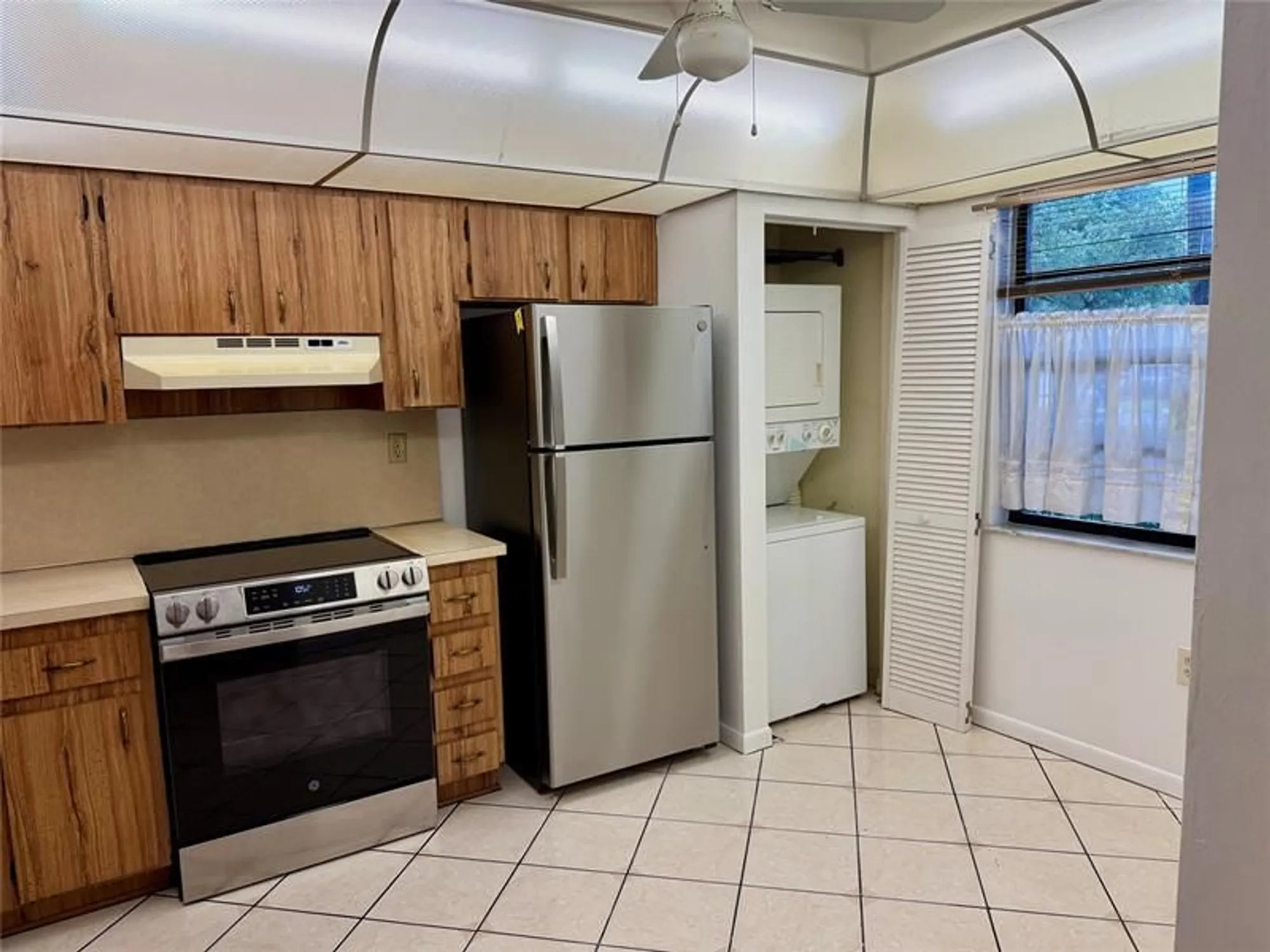 Property Slideshow image 6 of 23 | 900 colony point cir 121, Pembroke Pines, FL, 33026