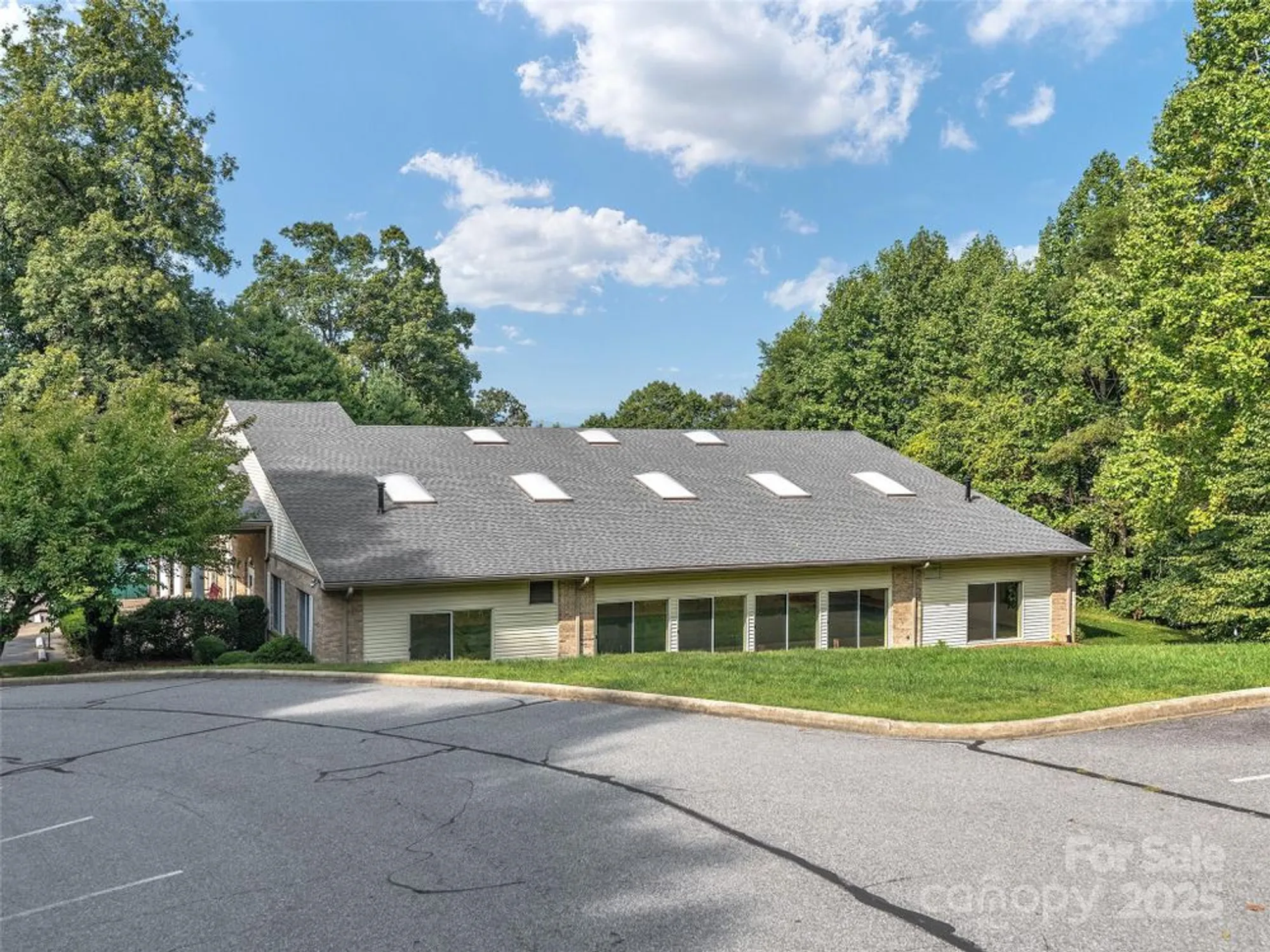 Property Slideshow image 29 of 37 | 306 croydon dr, Hendersonville, NC, 28791
