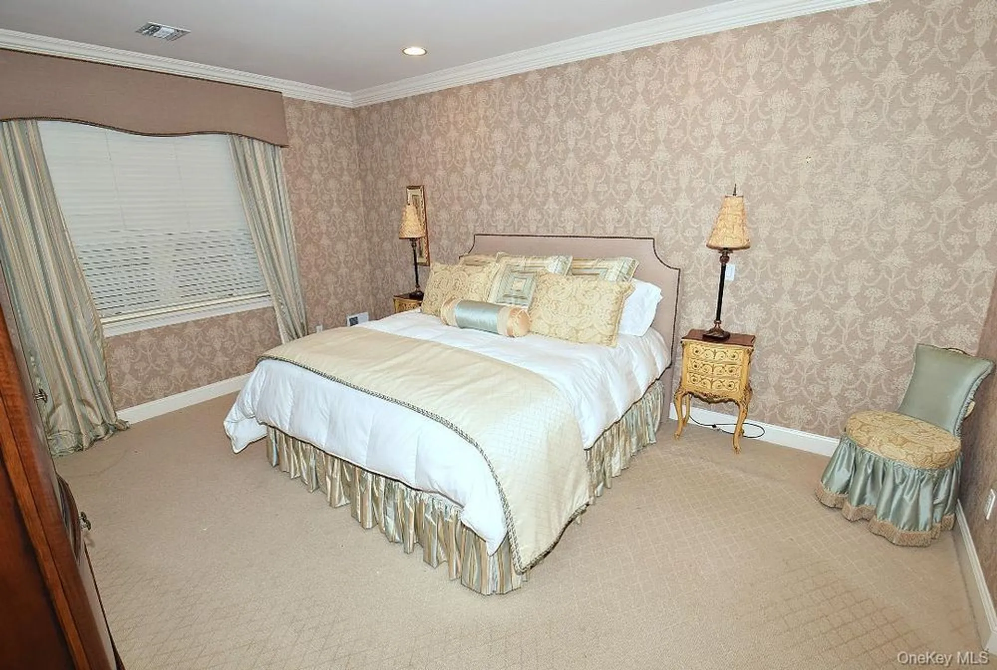 Property Slideshow image 8 of 14 | 677 balfour pl, Melville, NY, 11747