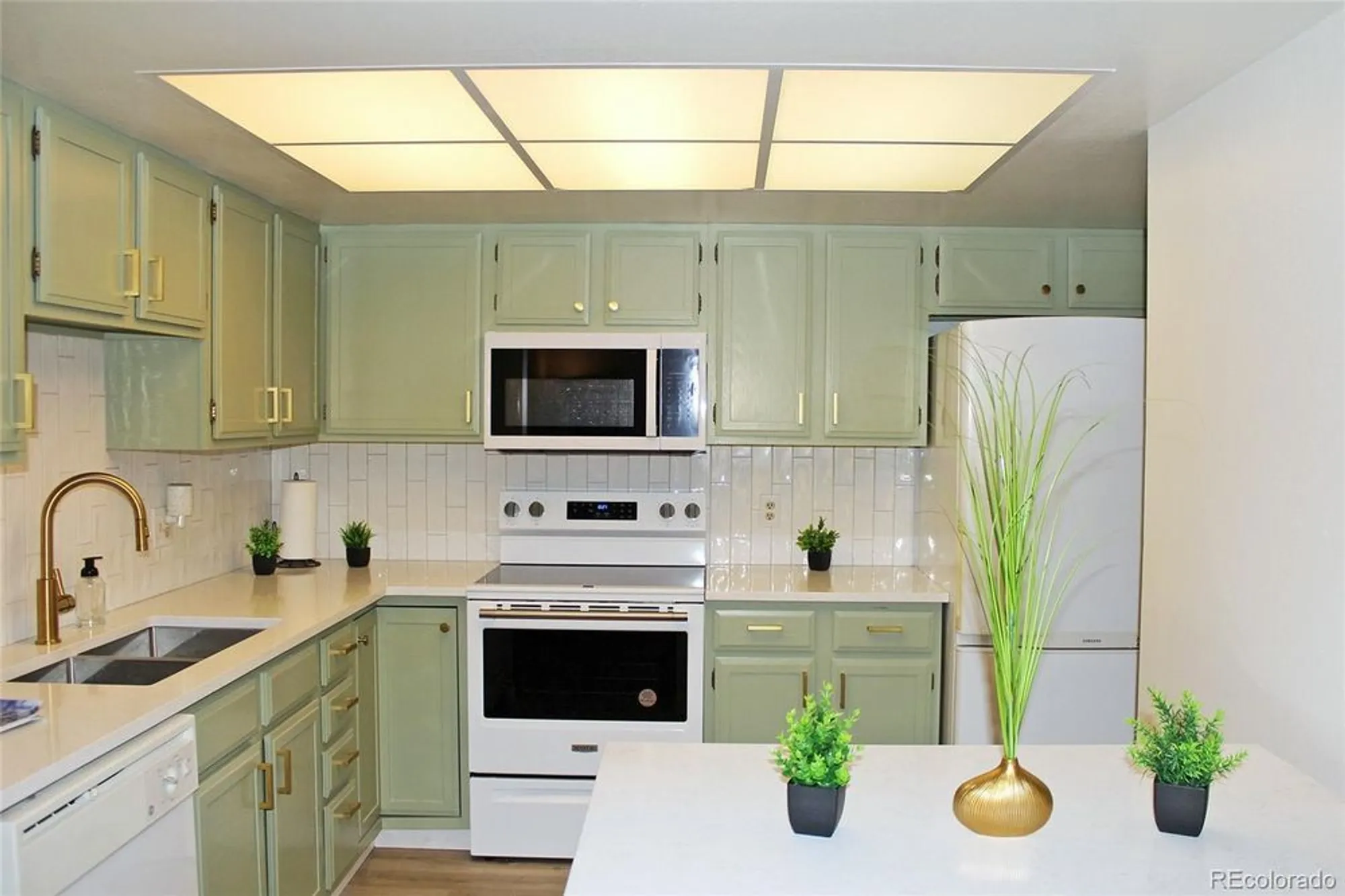 Property Slideshow image 5 of 22 | 13890 e marina dr apt 612, Aurora, CO, 80014