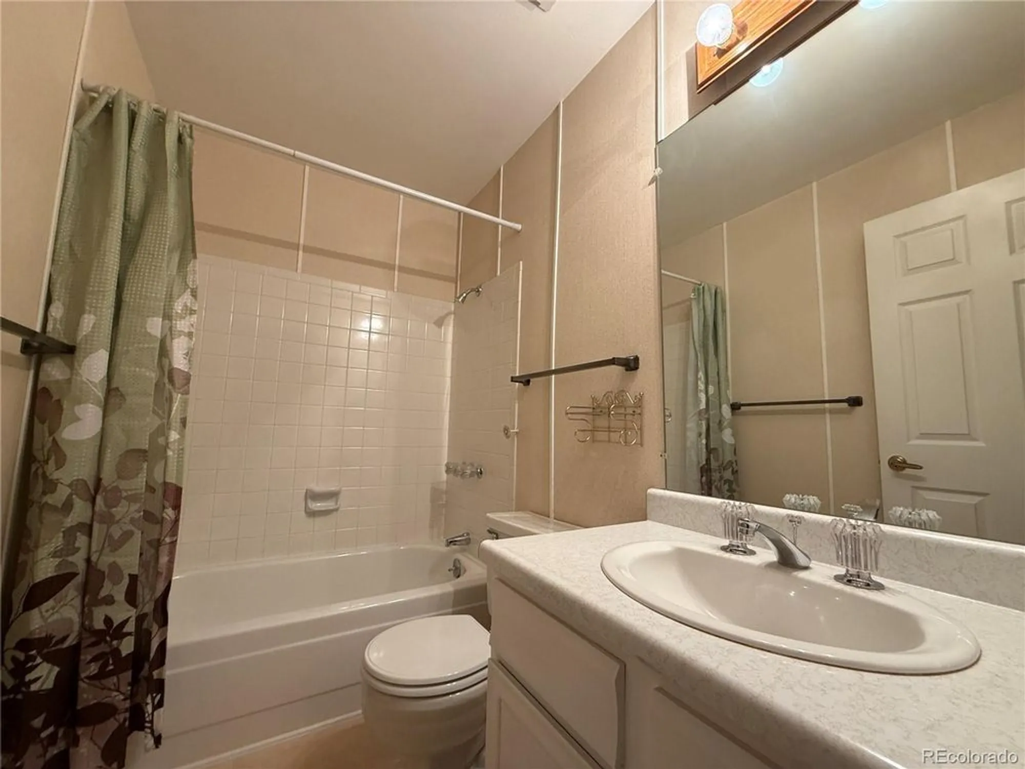 Property Slideshow image 20 of 28 | 13922 e linvale pl, Aurora, CO, 80014