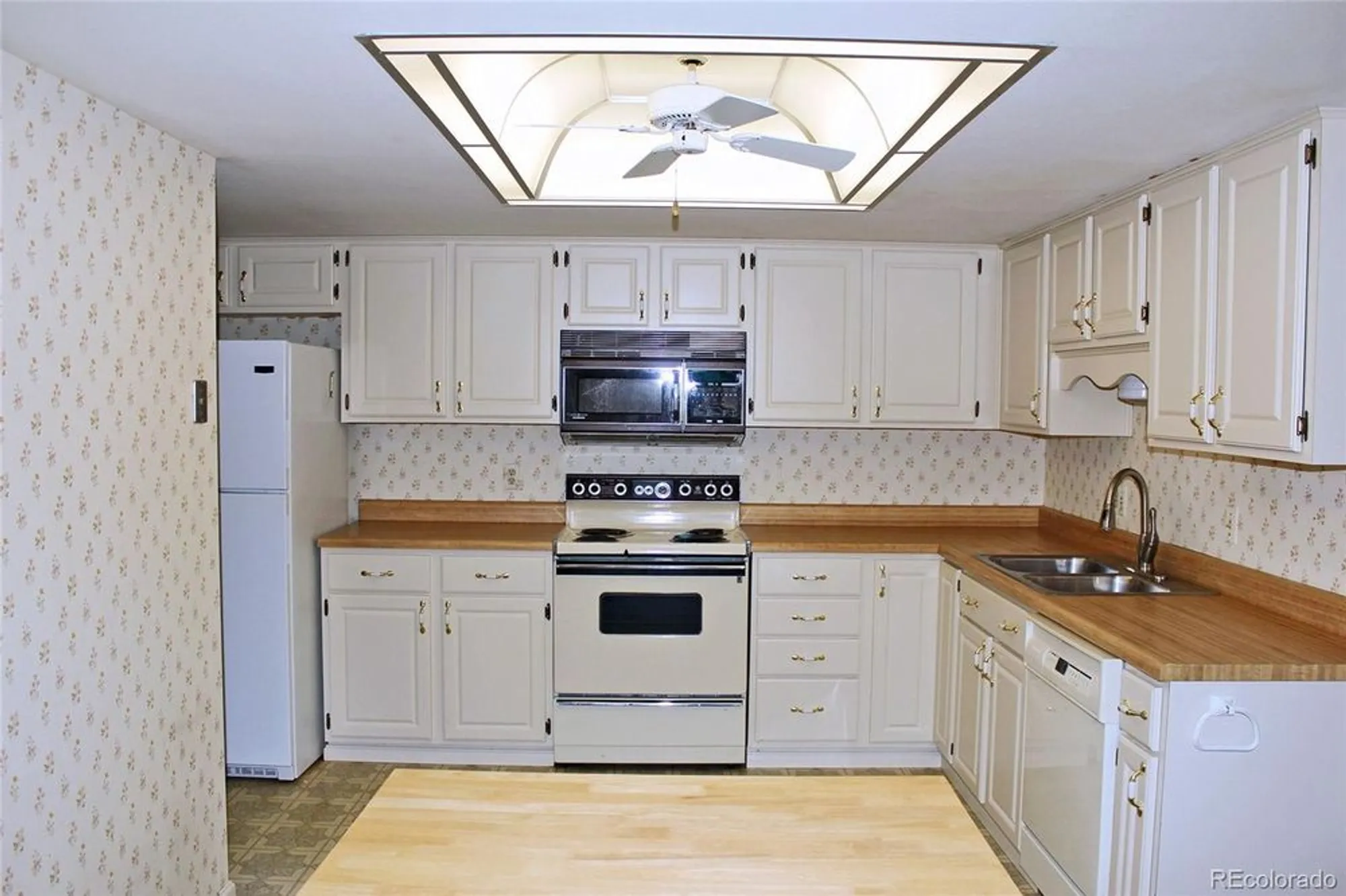 Property Slideshow image 8 of 25 | 13952 e marina dr 606, Aurora, CO, 80014