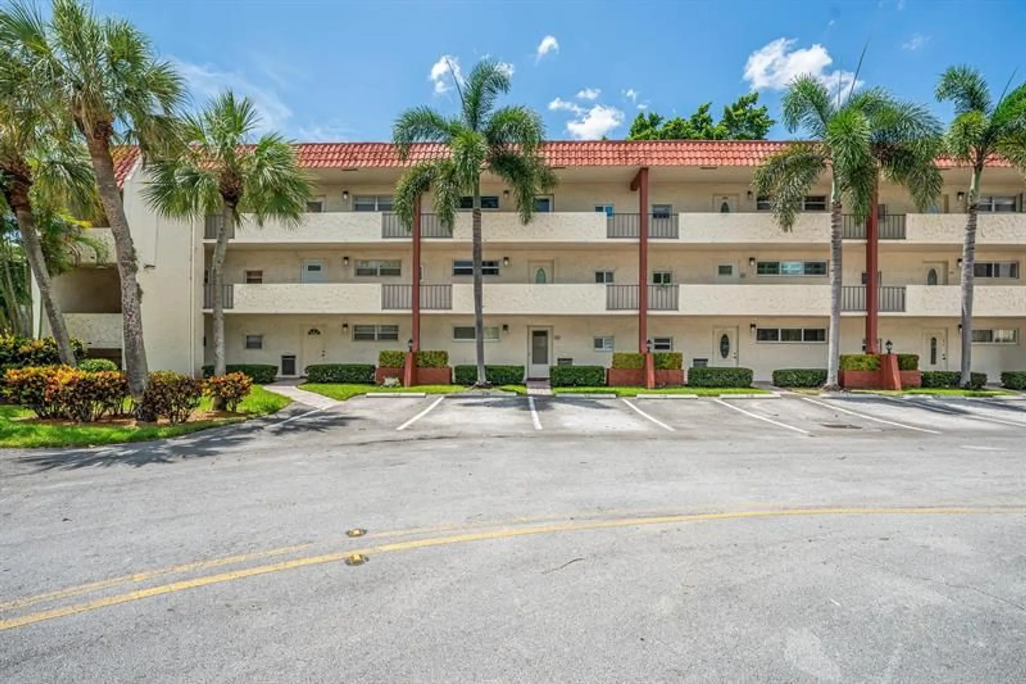 Property Slideshow image 25 of 61 | 9811 n hollybrook lake dr 308, Pembroke Pines, FL, 33025