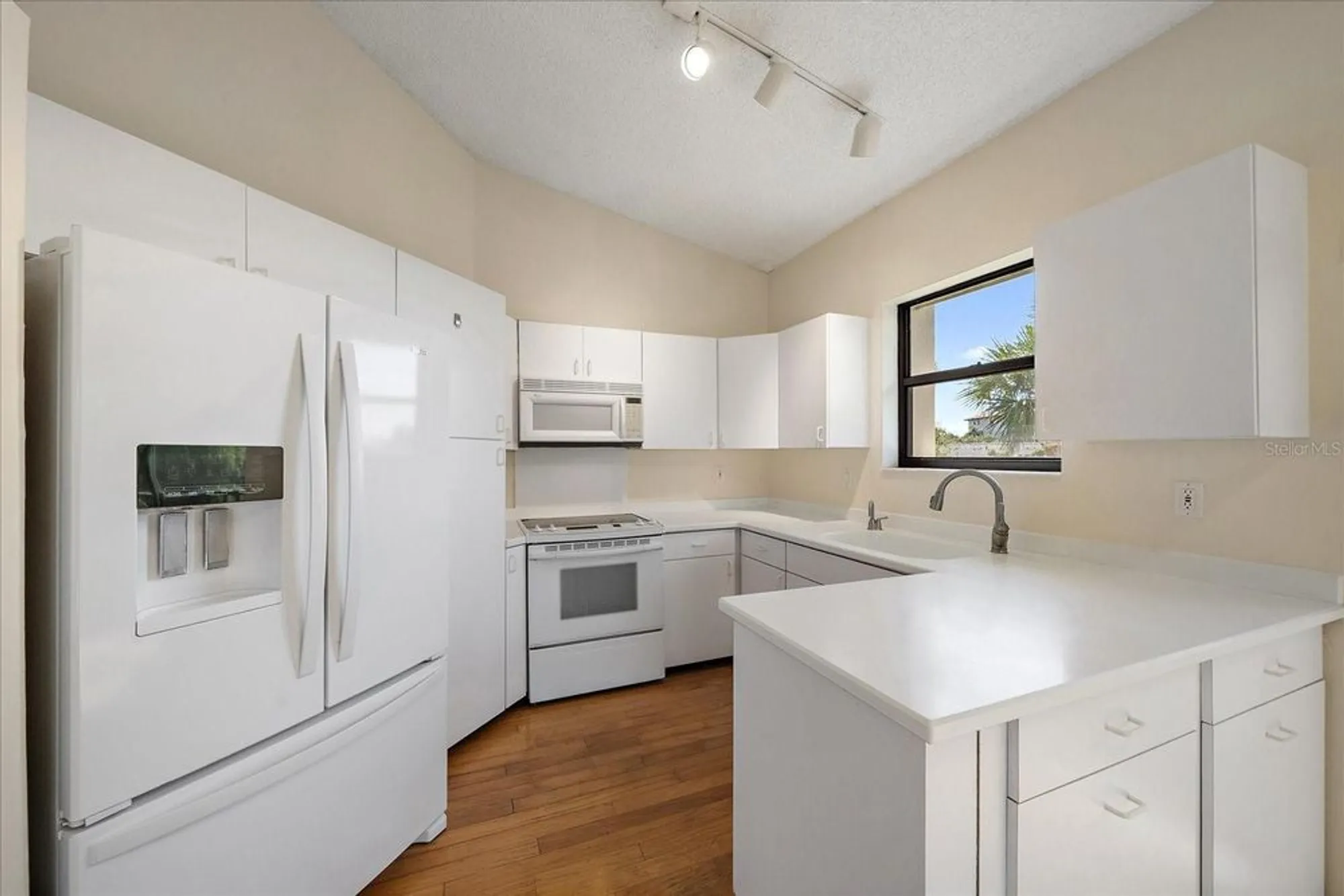 Property Slideshow image 9 of 44 | 5268 heron way 204, Sarasota, FL, 34231