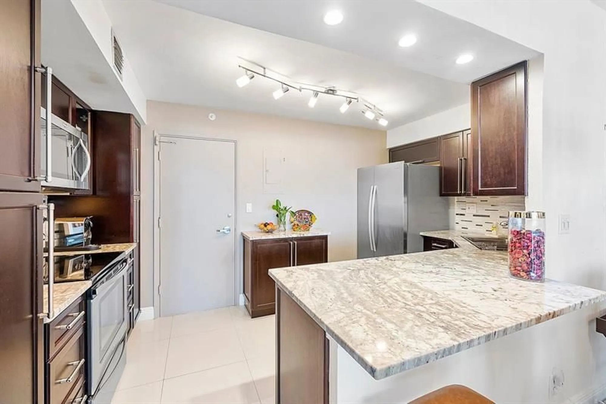 Property Slideshow image 8 of 53 | 3300 ne 36th st 303, Fort Lauderdale, FL, 33308