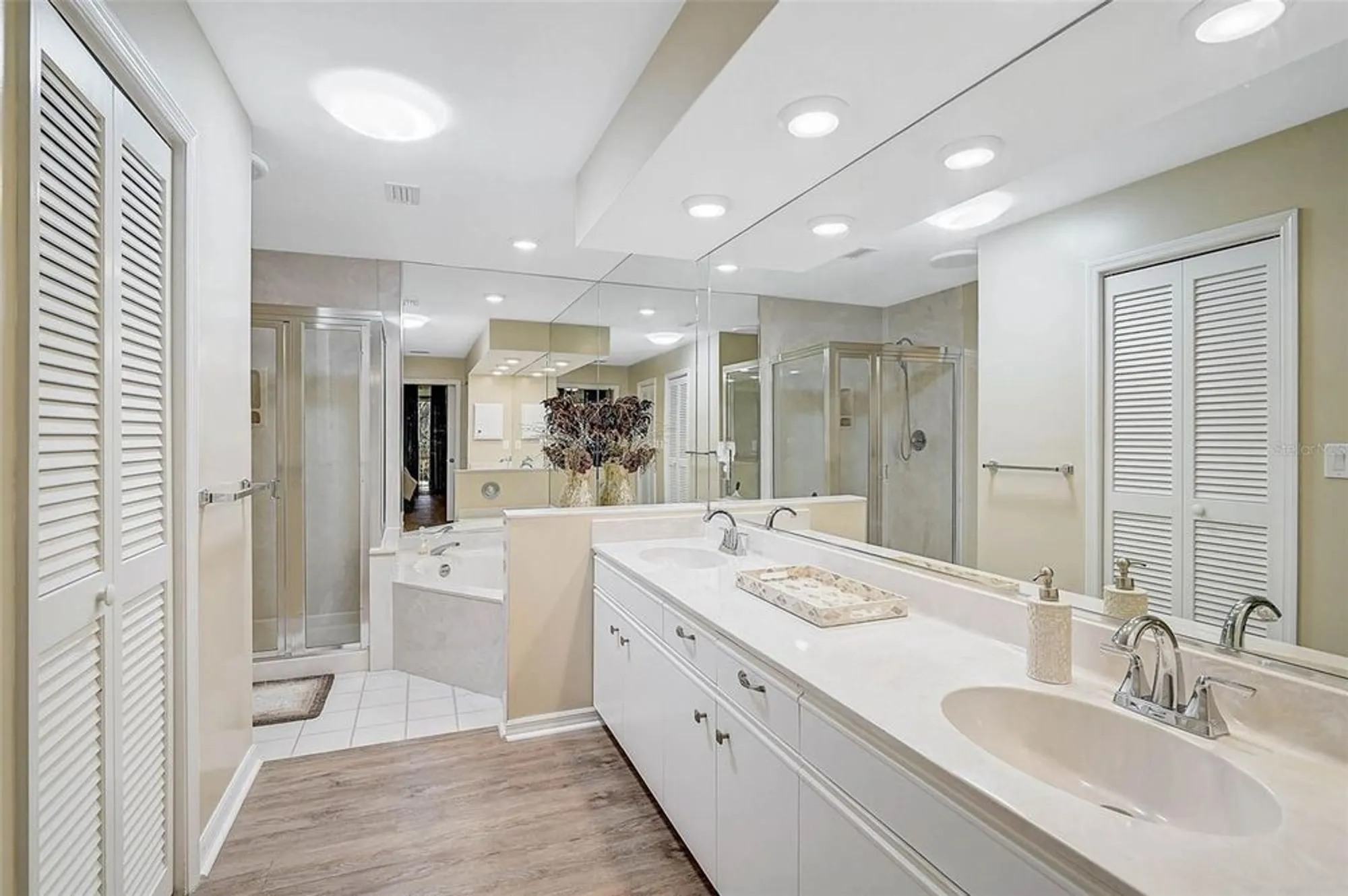 Property Slideshow image 21 of 49 | 7341 golf pointe cir, Sarasota, FL, 34243