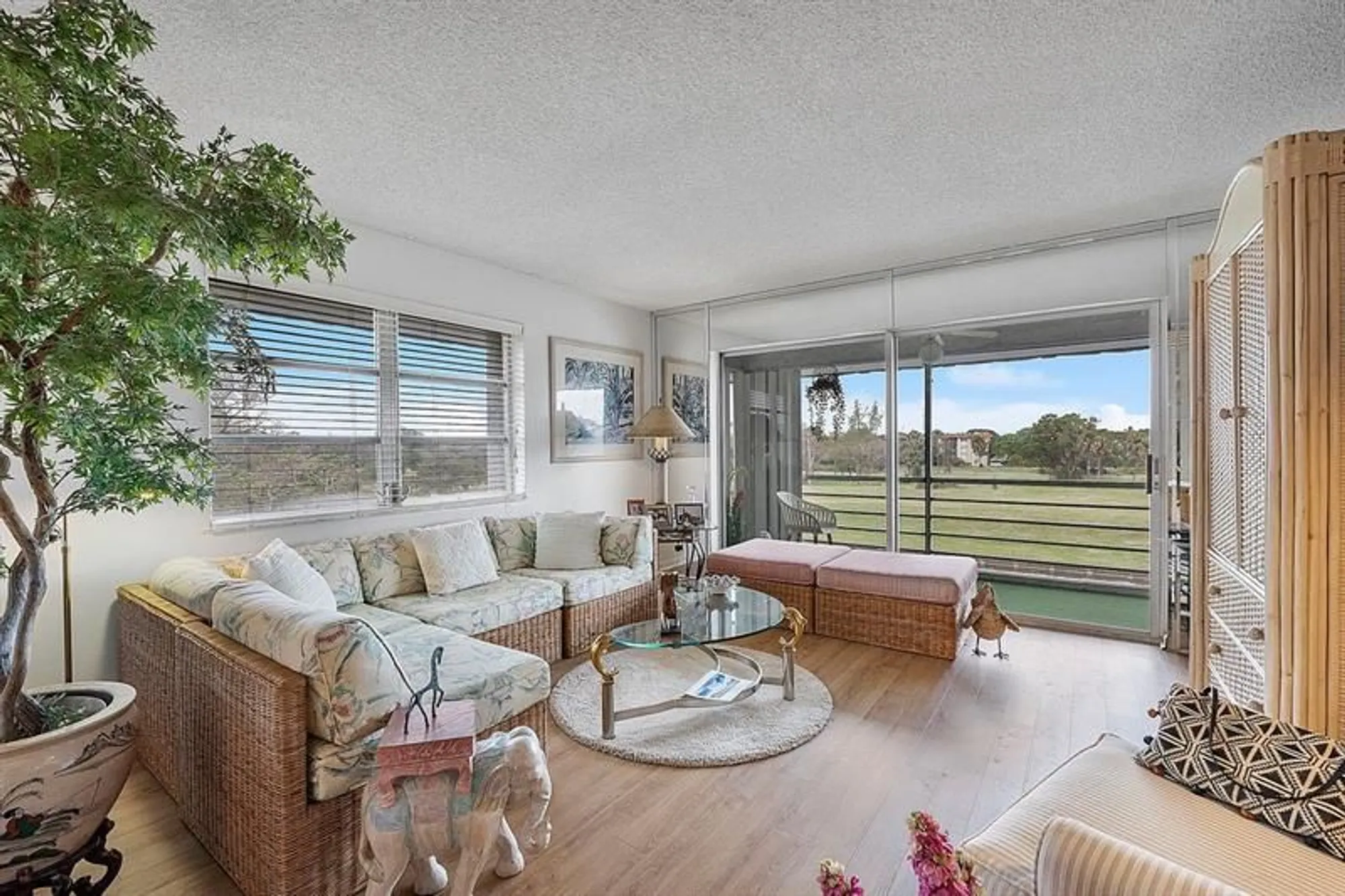 Property Slideshow image 17 of 32 | 3551 inverrary dr 404, Lauderhill, FL, 33319