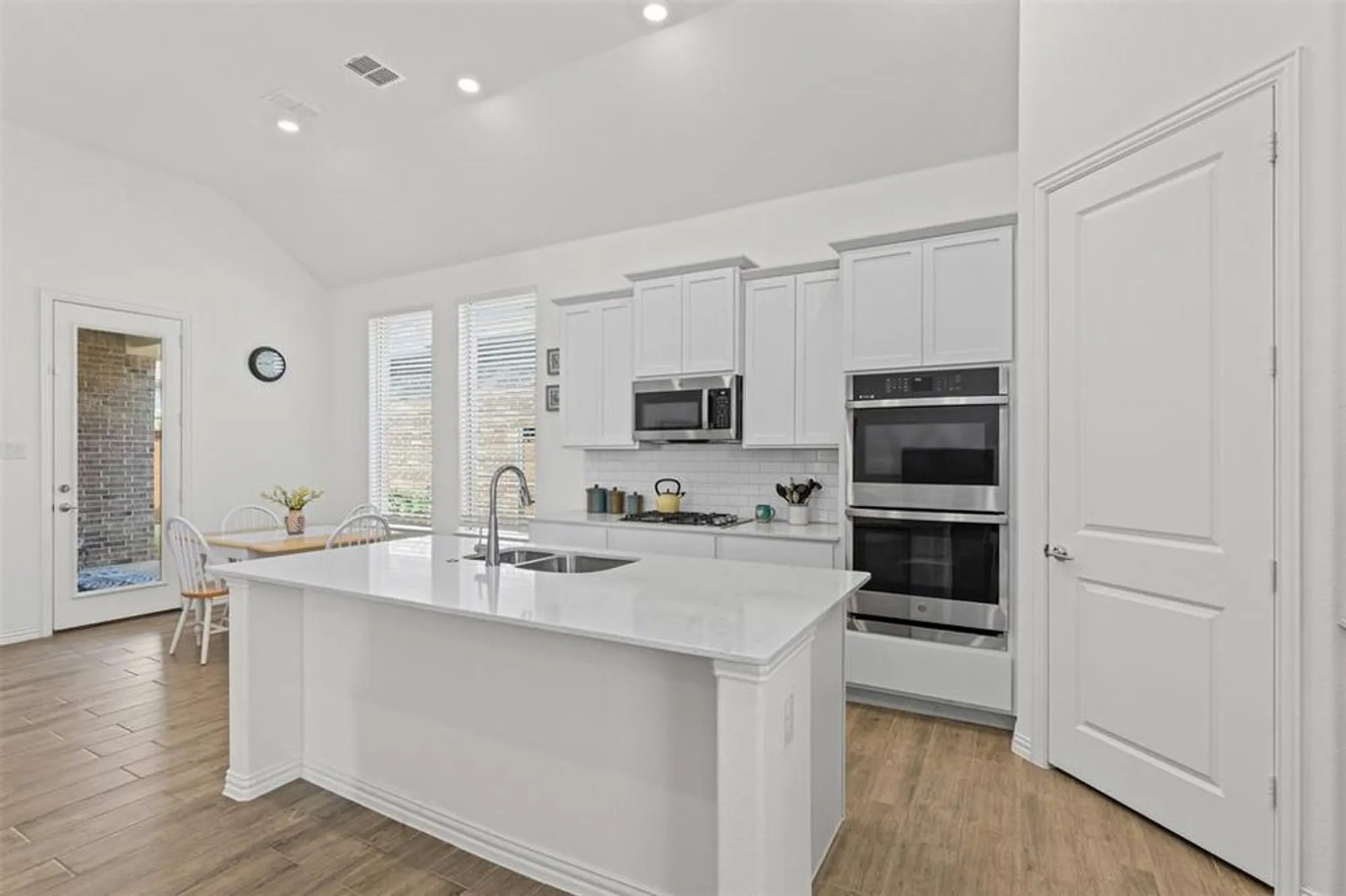 Property Slideshow image 10 of 30 | 4747 kings garden pkwy, Arlington, TX, 76005