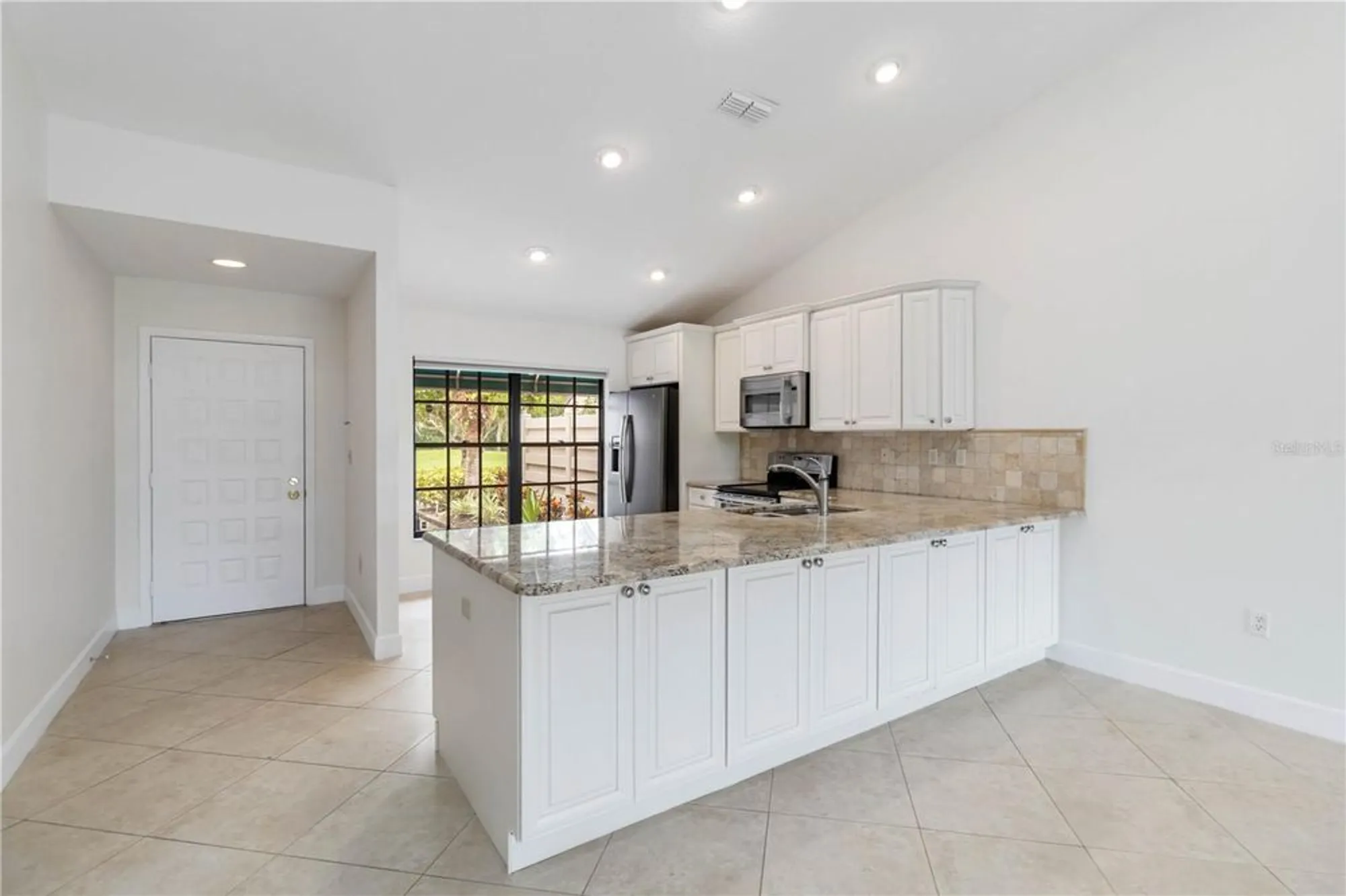 Property Slideshow image 16 of 60 | 6085 clubside dr, Sarasota, FL, 34243