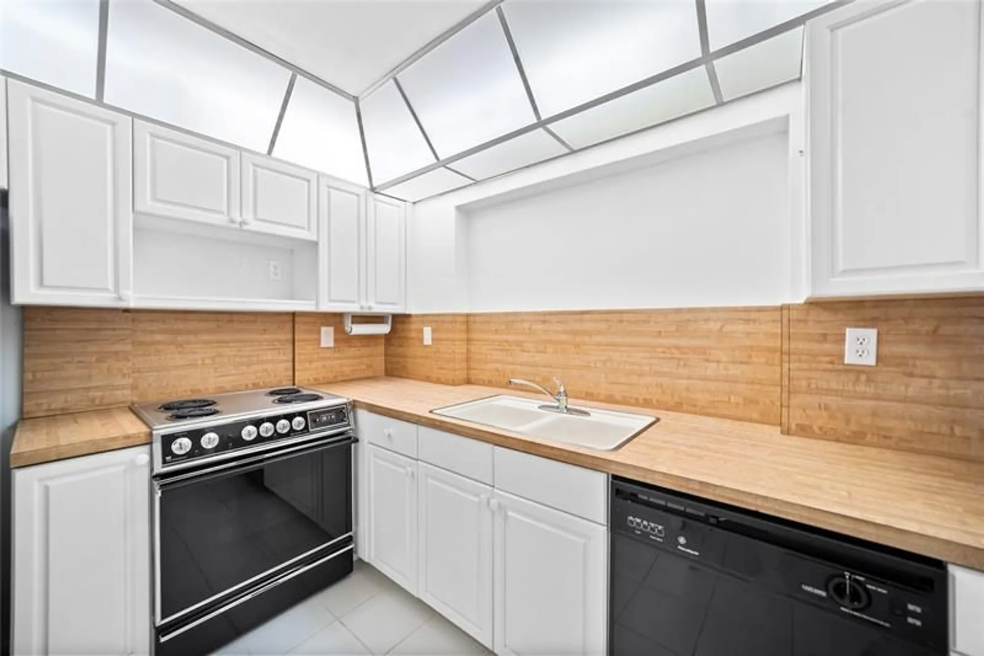 Property Slideshow image 14 of 34 | 4524 nw 43rd ave, Tamarac, FL, 33319